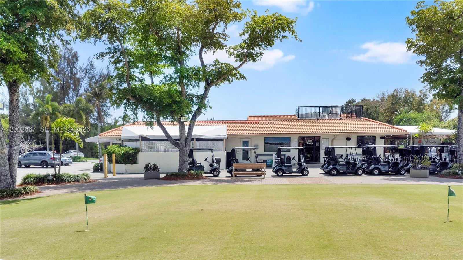 Elegant master bedroom retreat at 3505 Torremolinos Ave - Townhouse in Doral