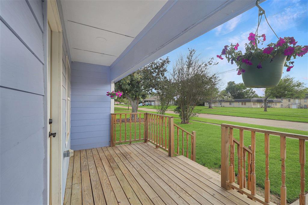 2715 Warren Ave Avenue — photo 3