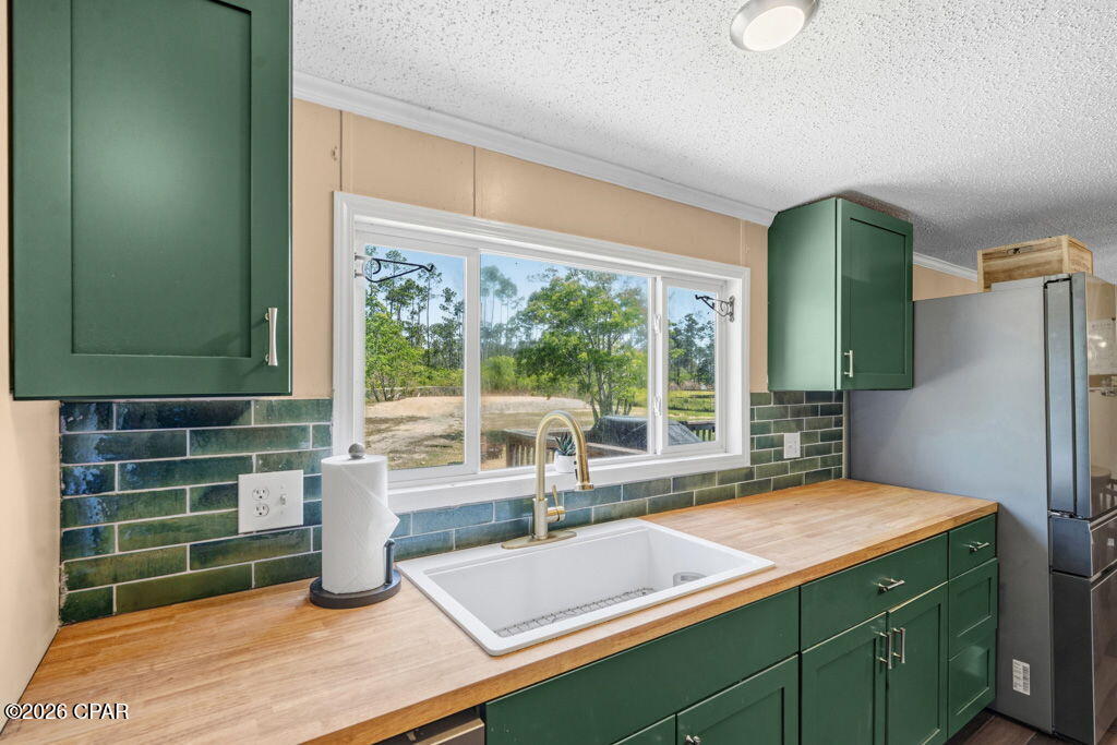 Listing photo id 11 for 530 Elm Way 