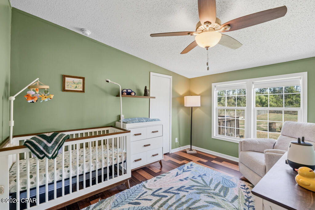 Listing photo id 19 for 530 Elm Way 