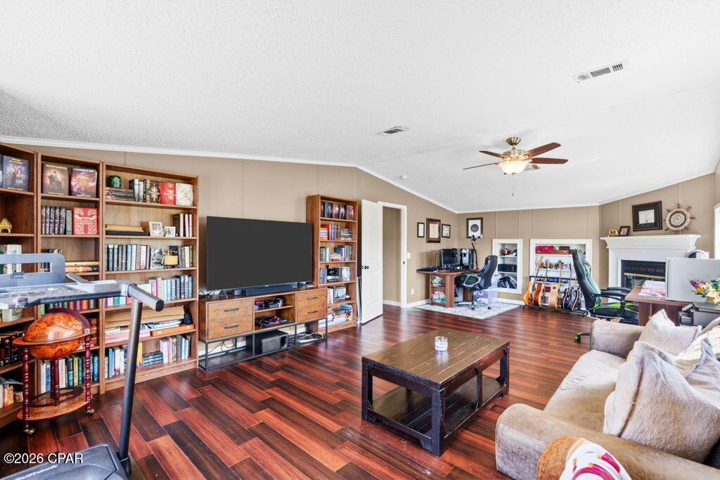 Listing photo id 21 for 530 Elm Way 