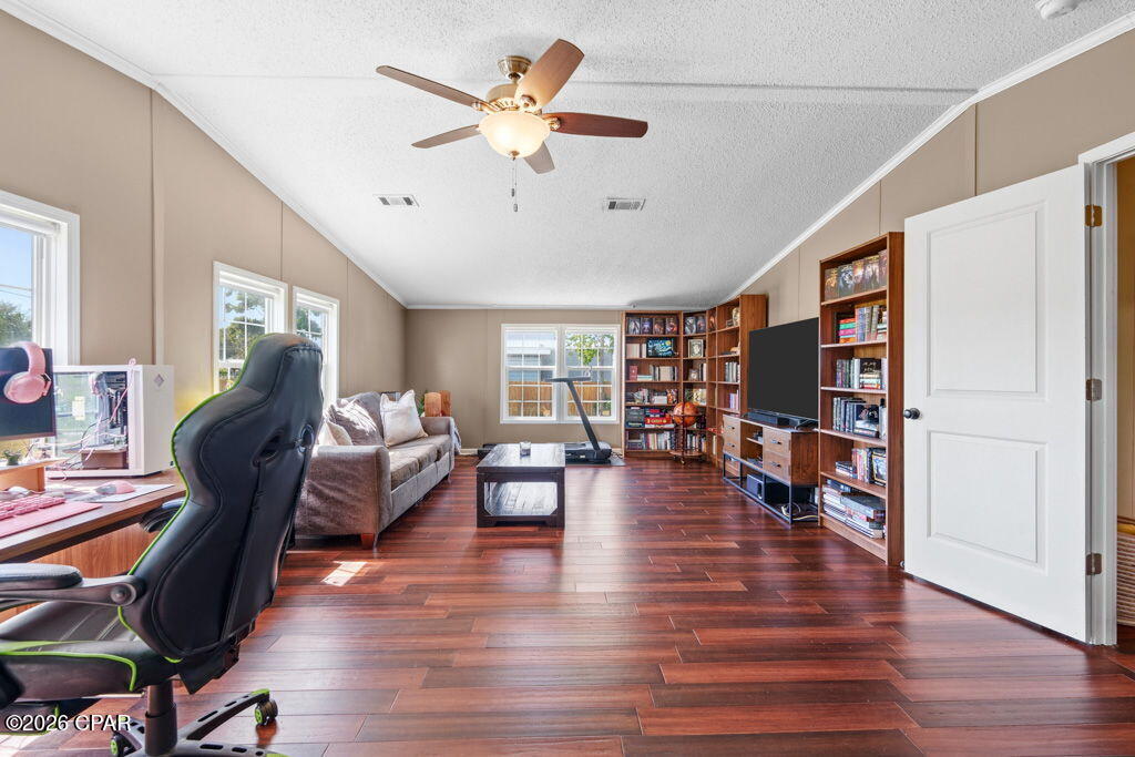 Listing photo id 3 for 530 Elm Way 