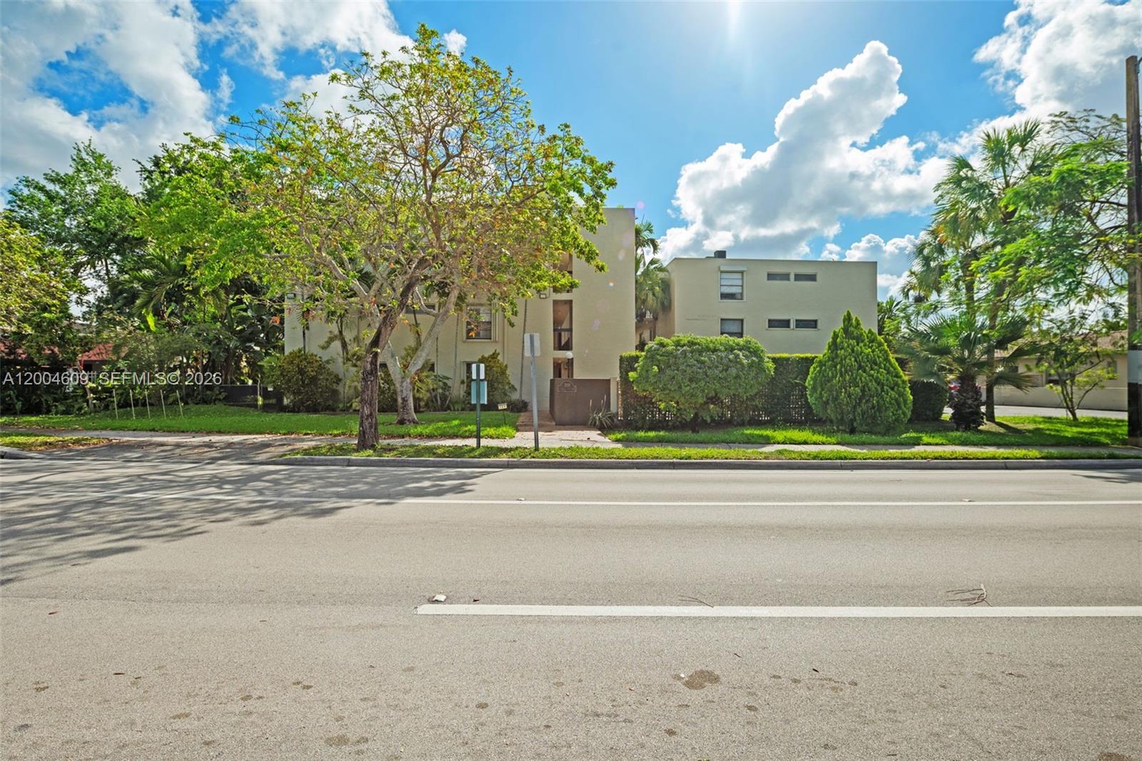 Homes for sale in Miami Springs, FL | 709 Curtiss Pkwy, Miami Springs, FL 33166