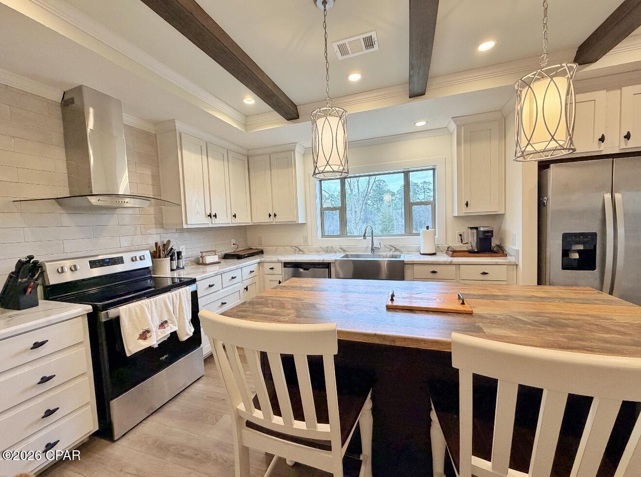 Listing photo id 3 for 686 Alford Road