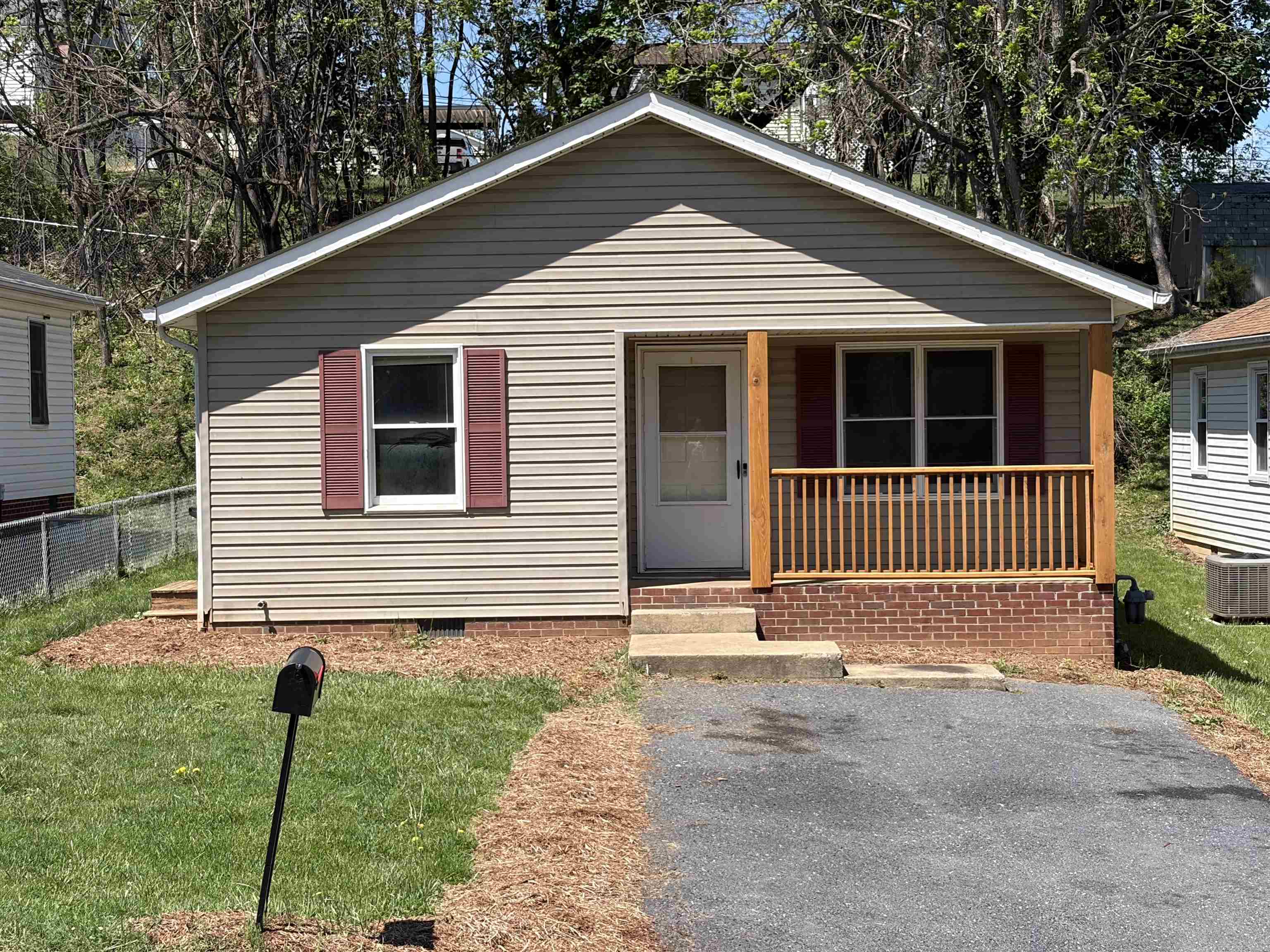 636 A ST exterior