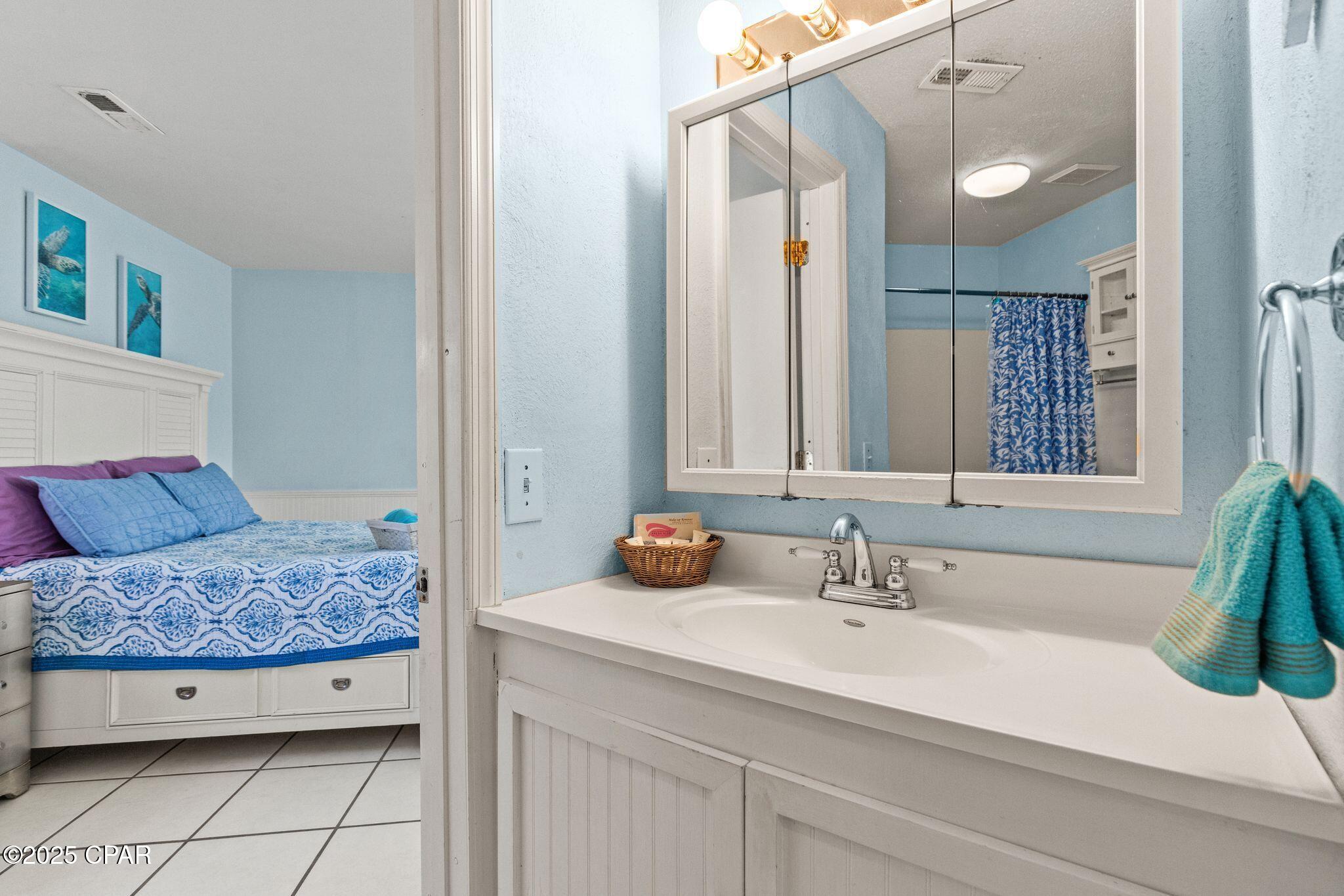 Listing photo id 14 for 4114 Holiday Drive 15