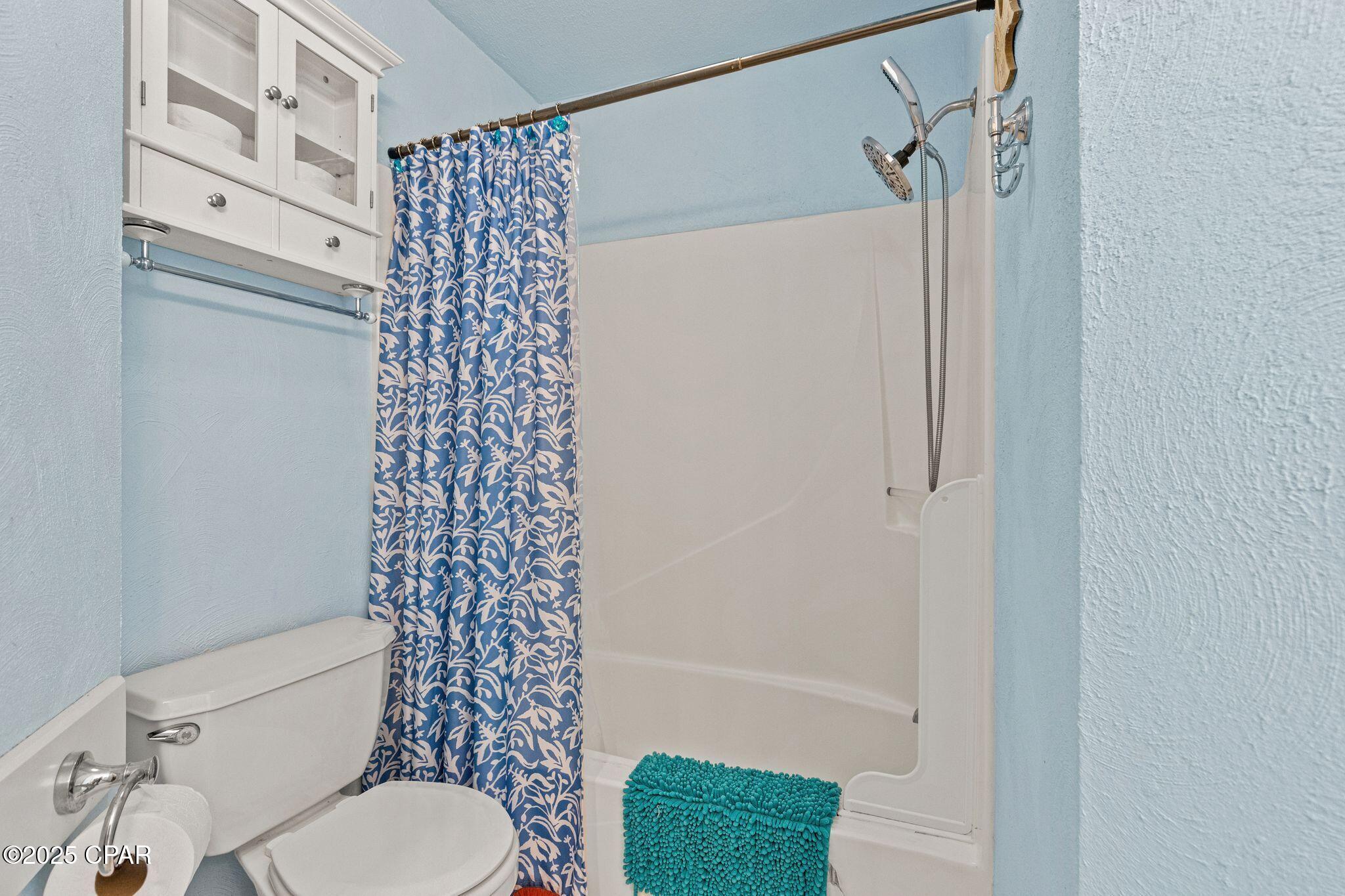 Listing photo id 15 for 4114 Holiday Drive 15