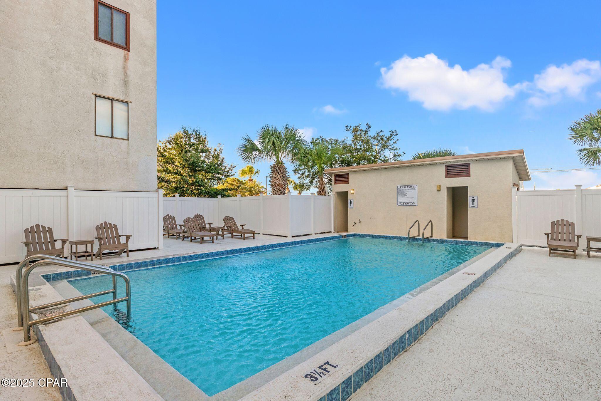 Listing photo id 17 for 4114 Holiday Drive 15