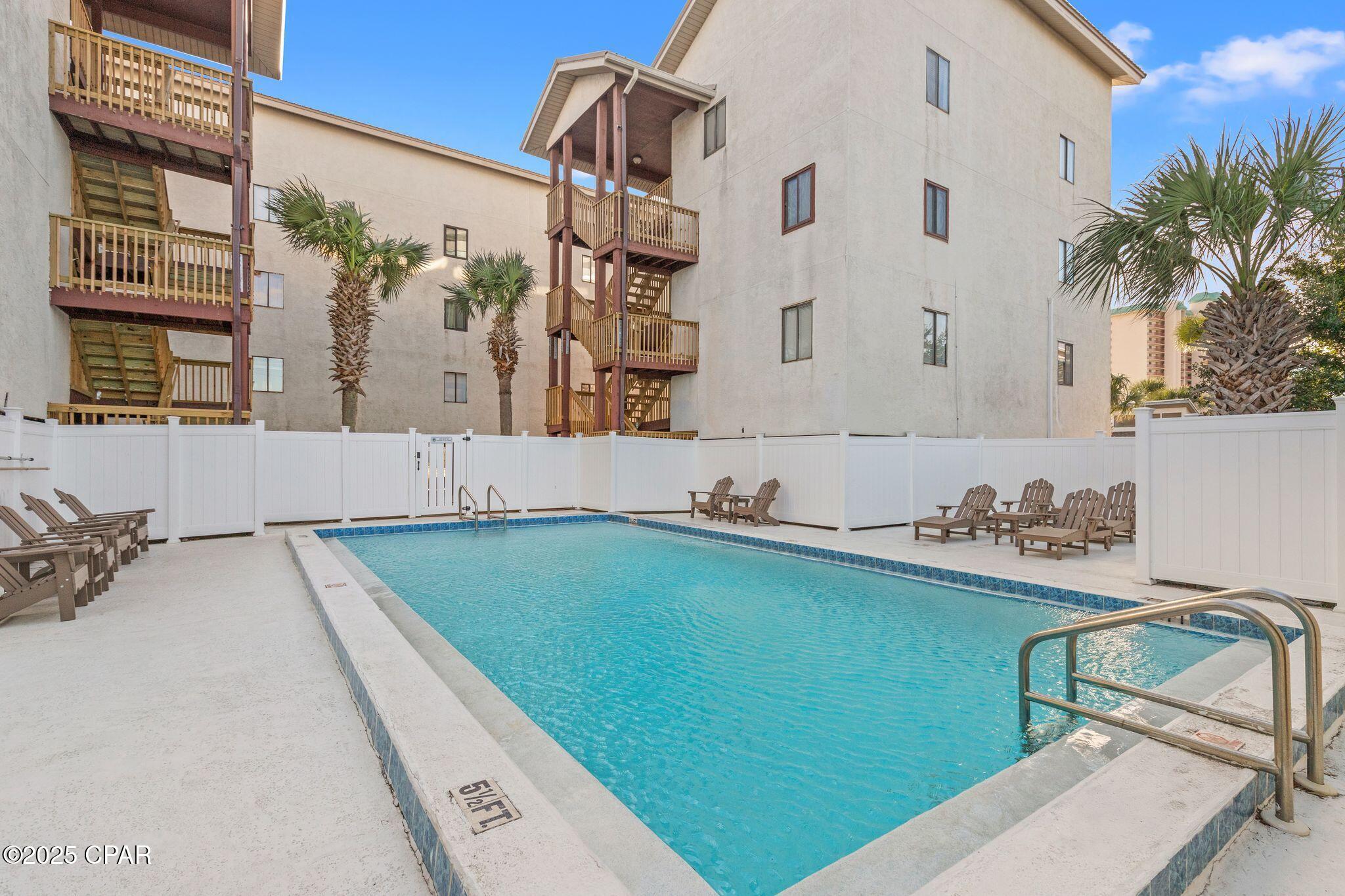 Listing photo id 19 for 4114 Holiday Drive 15