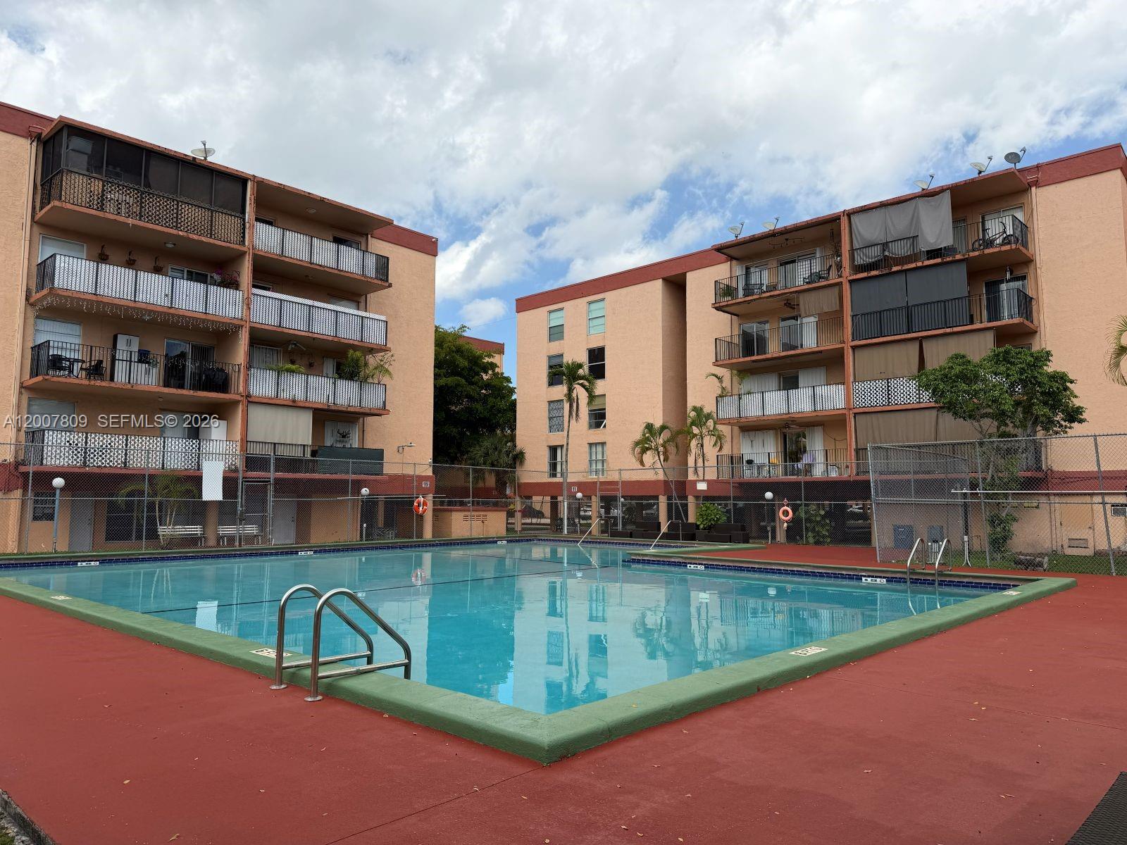 Palm-West Gardens Condo