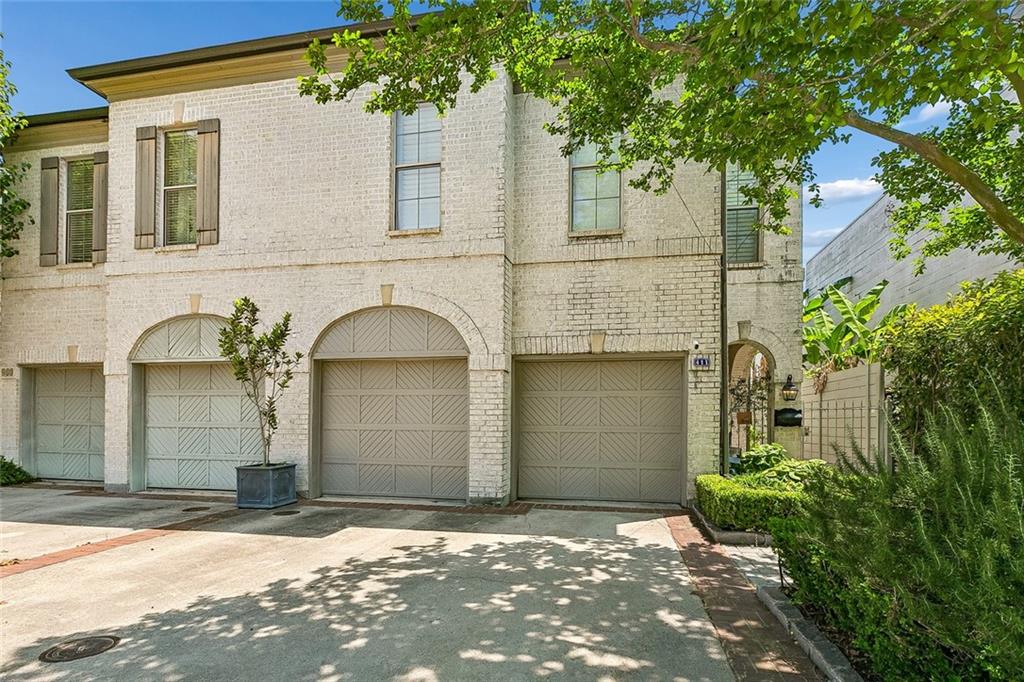 Photo 2 of Townhouse for sale at 411 Focis St, Metairie, LA 70005 | MLS# 2555053 | Listing updated on 2026-10-15