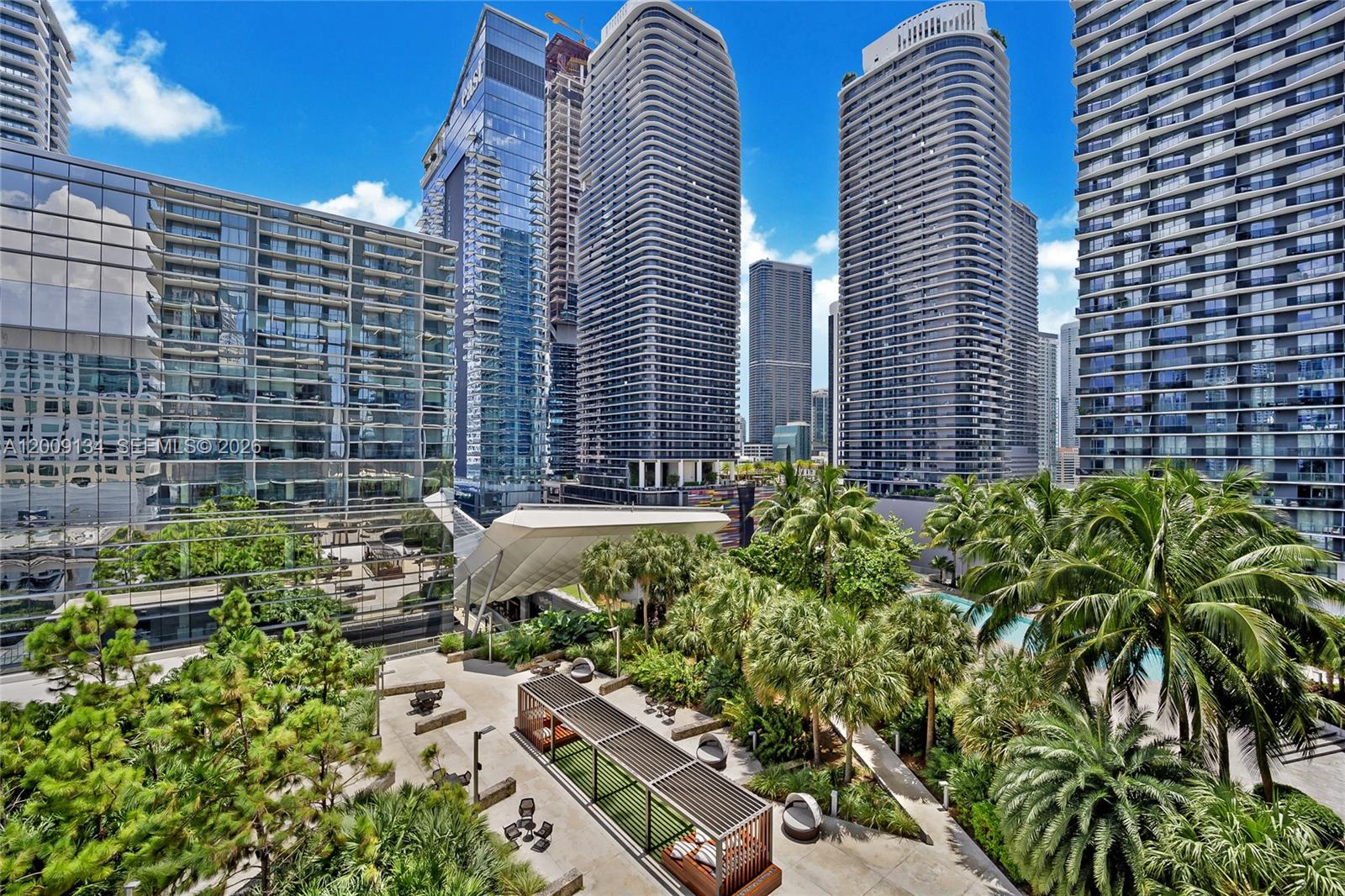 Large 2-bedroom + Den, 2.5-bath condo in the heart of Brickell, boasting a spacious layout. With its western-facing views, you’ll be treated to stunning sights of the bay to the south, along with breathtaking sunsets and city views from the 17th floor. It features floor-to-ceiling windows, elegant Italian cabinetry, Bosch appliances, and generous walk-in closets. Enjoy unparalleled access to shopping, dining, Miami Beach, Wynwood, and the Miami Airport.