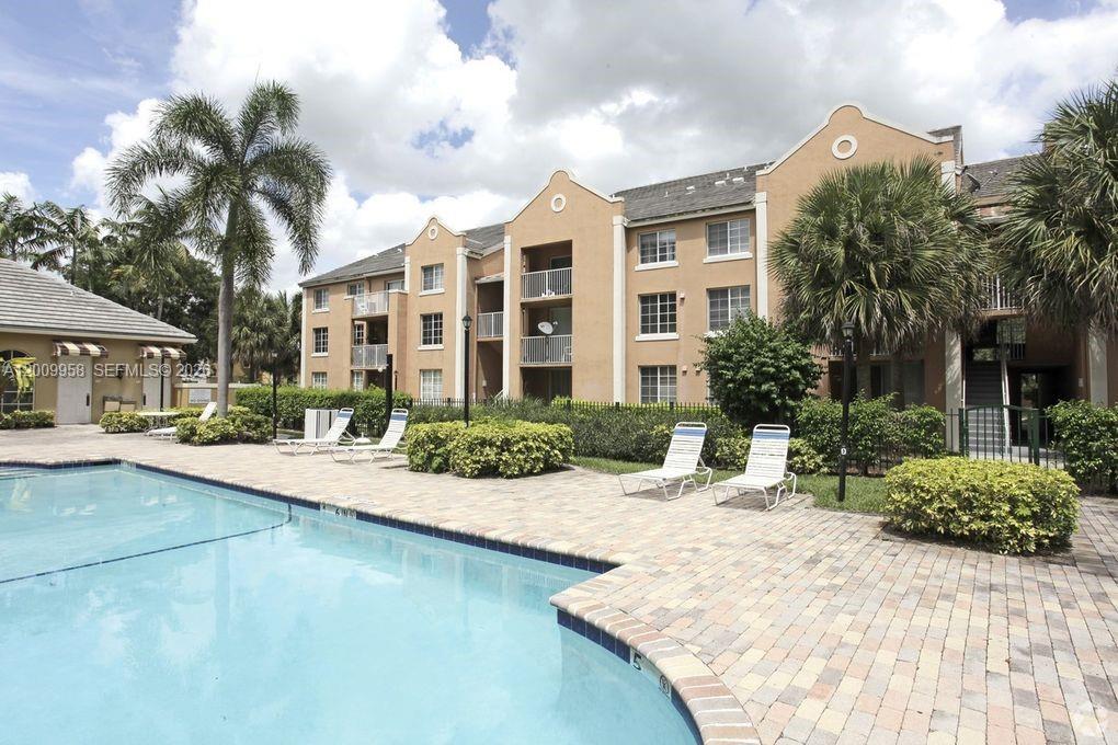 Devonaire Condo At Pembro