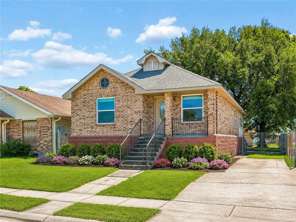 Photo 2 of Single family home for sale at 2045 Gladstone Dr, Marrero, LA 70072 | MLS# 2556541 | Listing updated on 2026-09-18