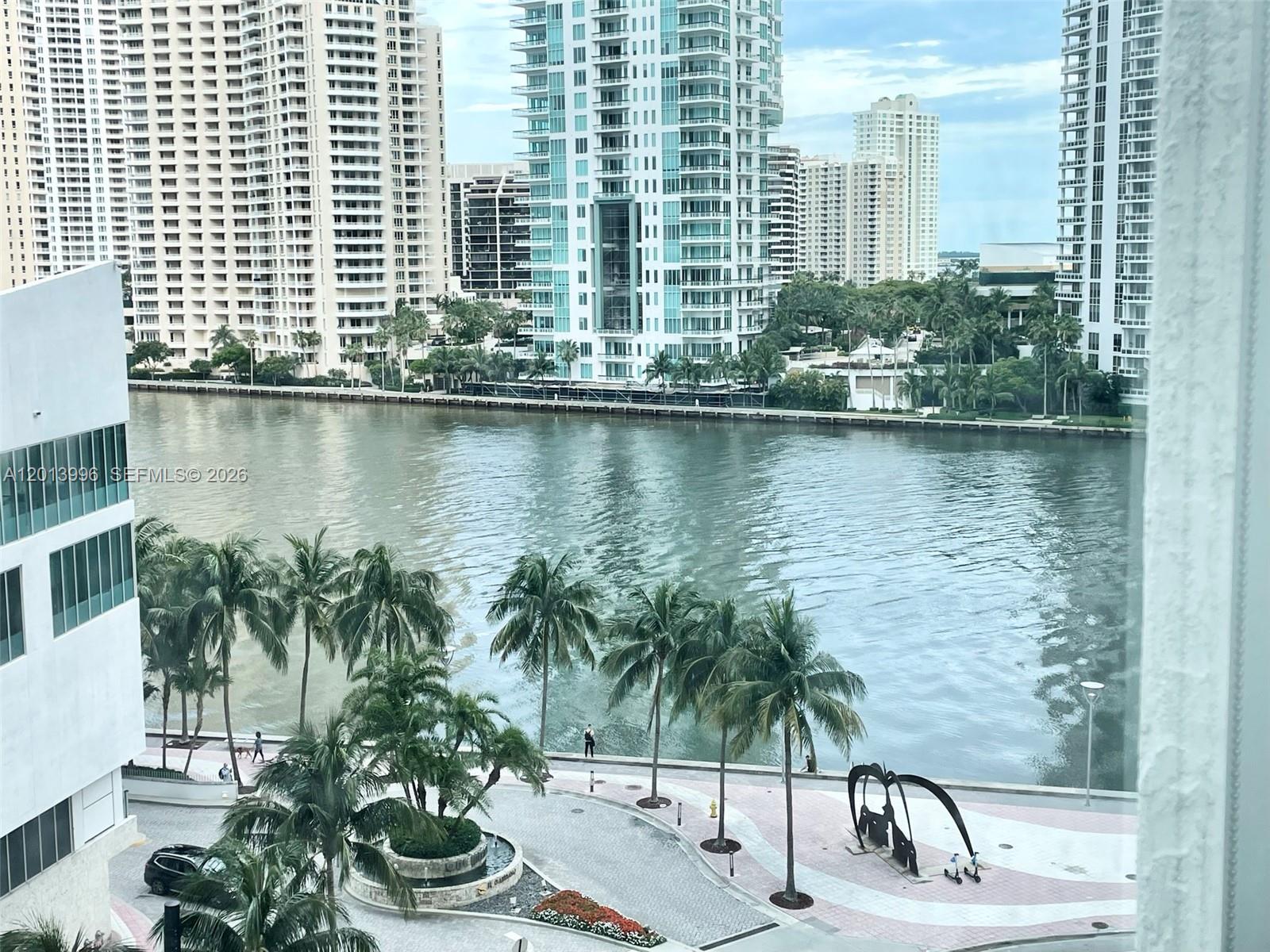 Met 1 Condo