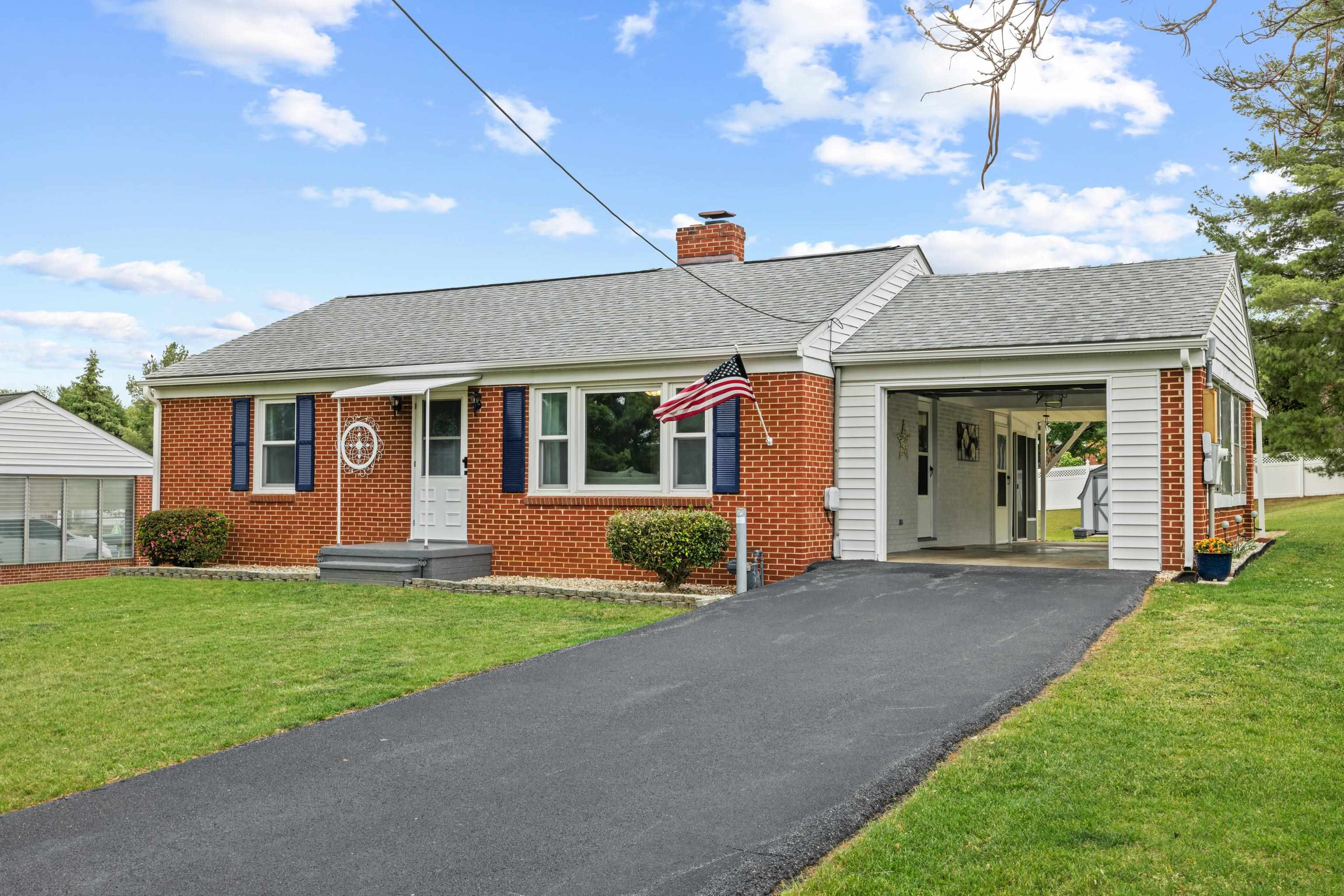 118 STUART AVE, Stuarts Draft, VA 24477