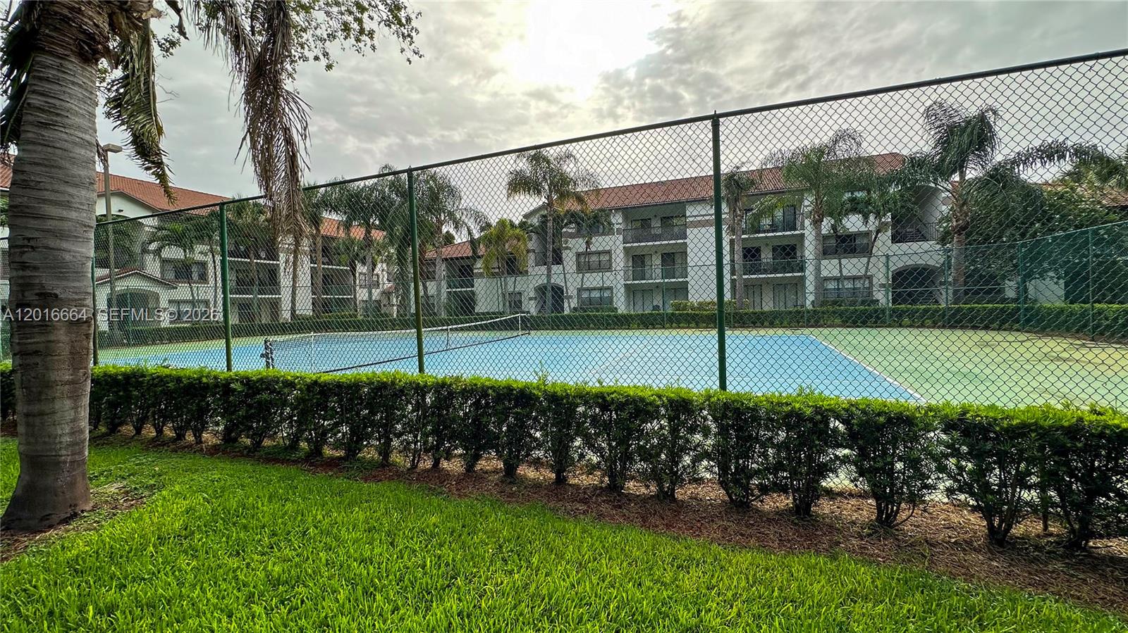 Hollywood Parc Condominiu