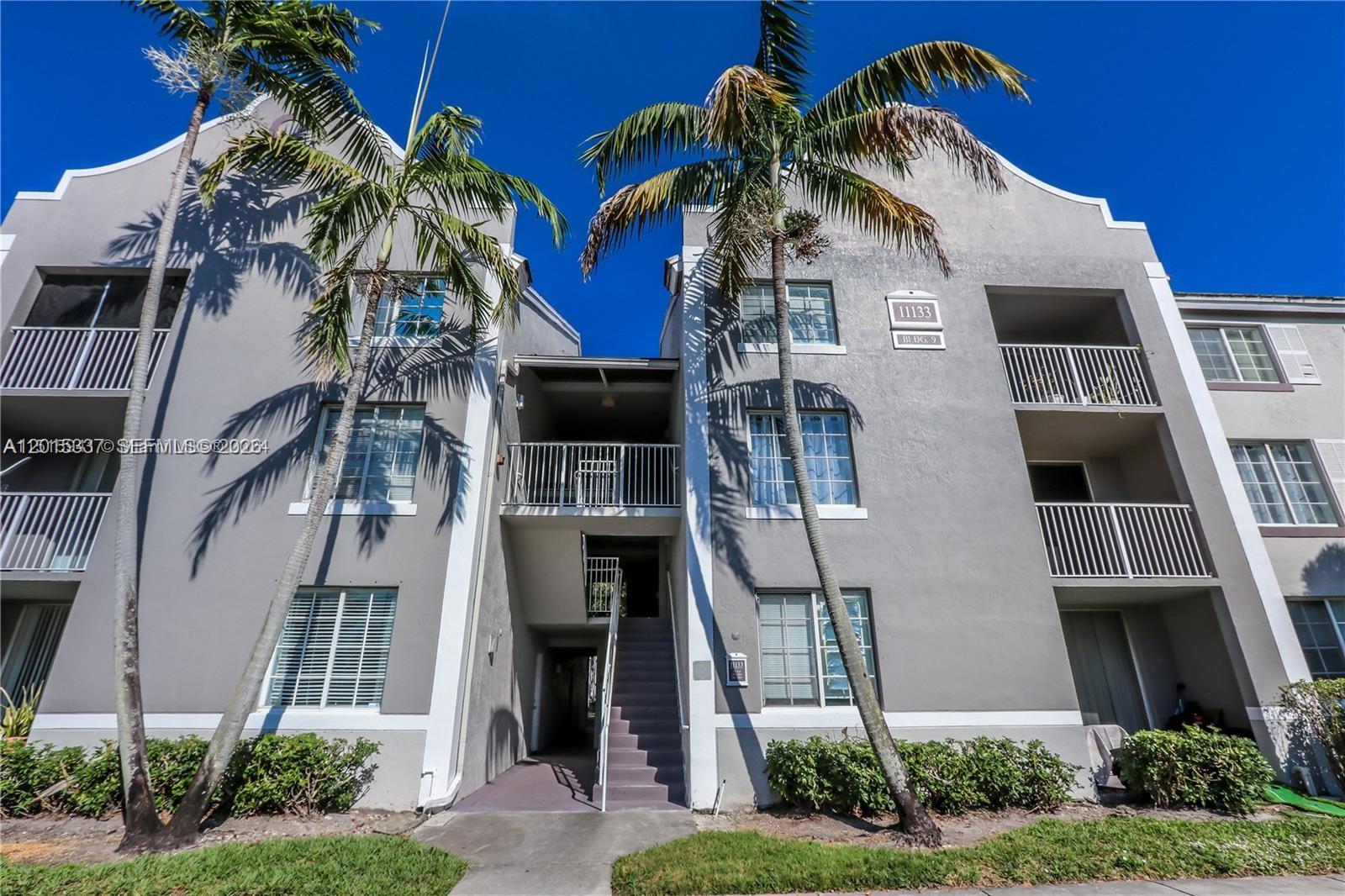 Devonaire Condo At Pembro