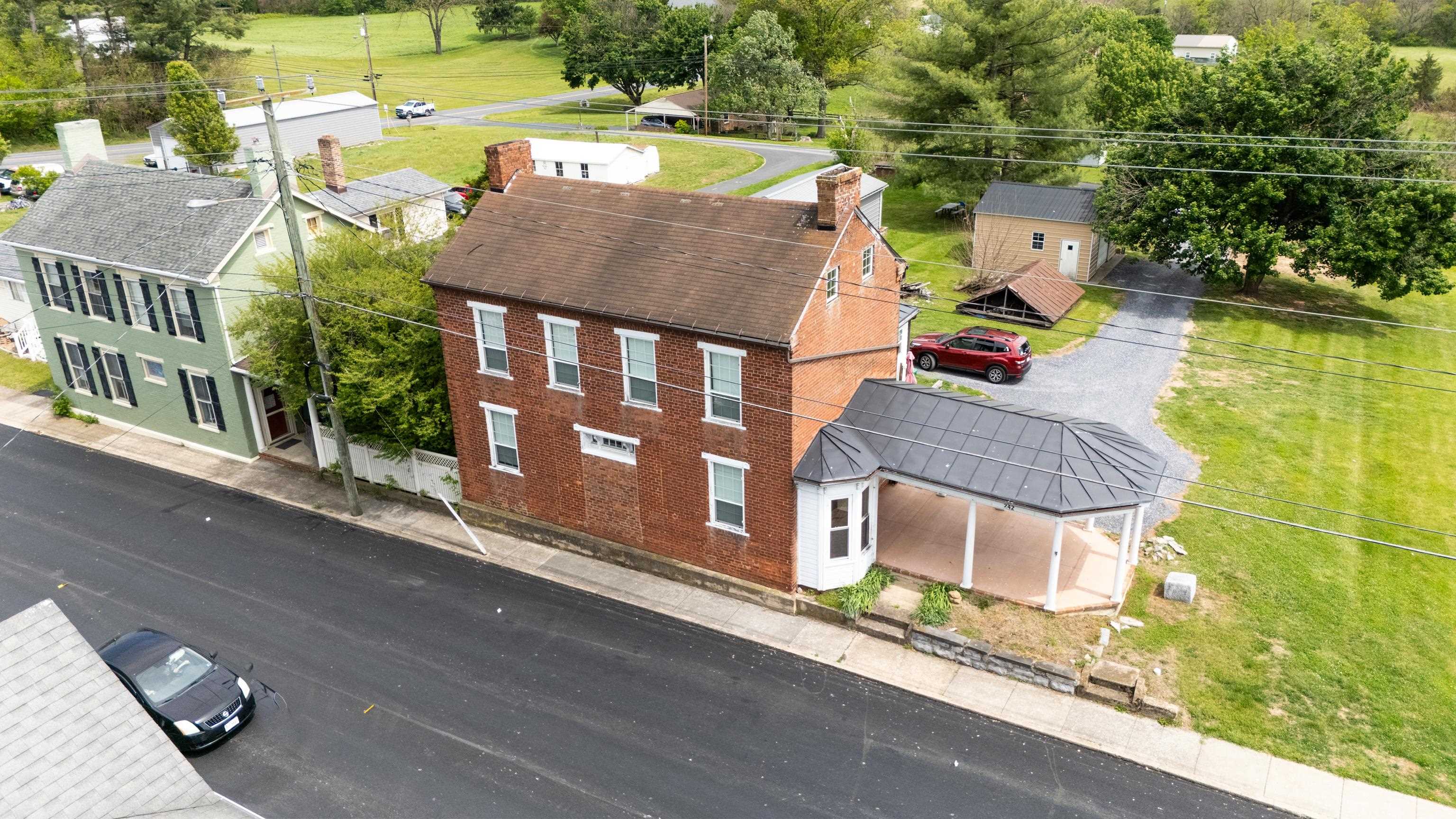 242 MAIN ST S exterior