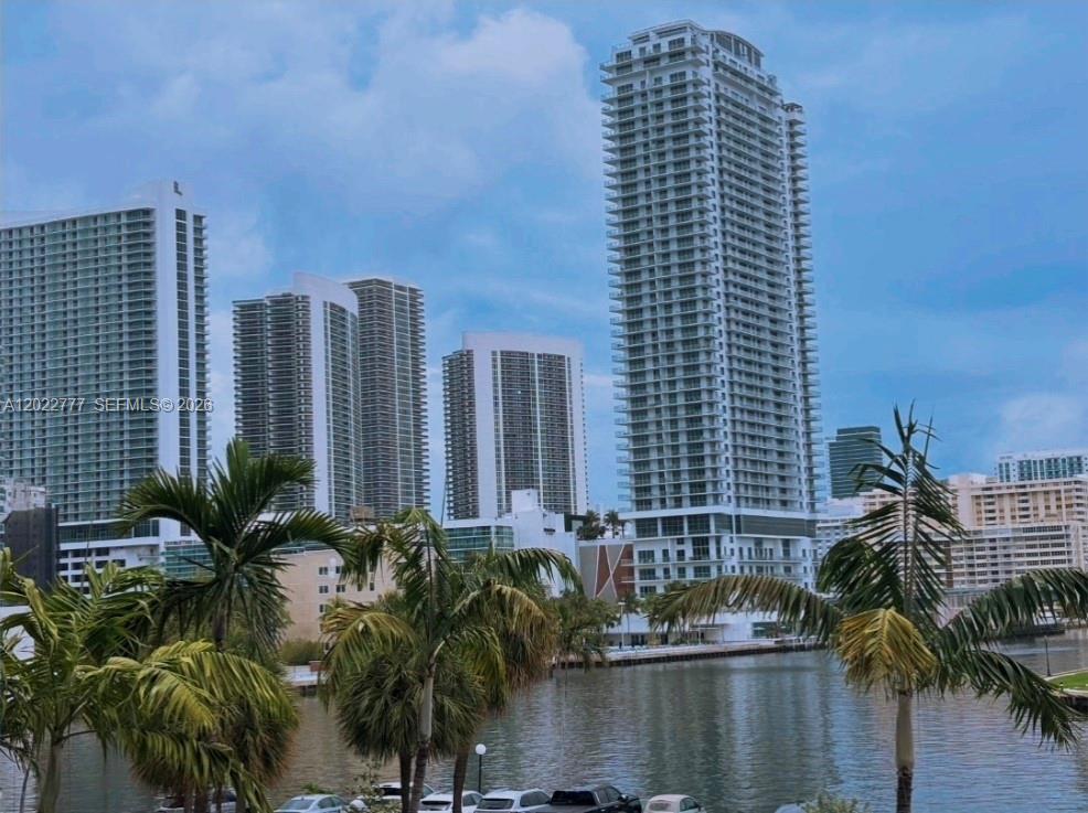 200 Leslie Condo