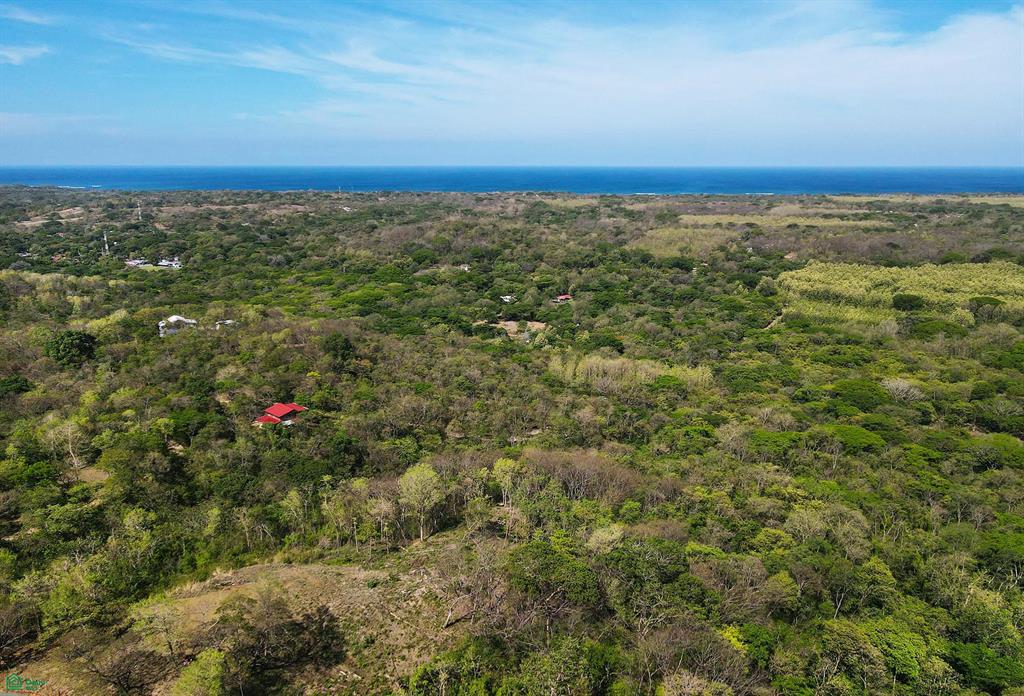 Seis Acres Sobre Tres Lotes con Vista Mar