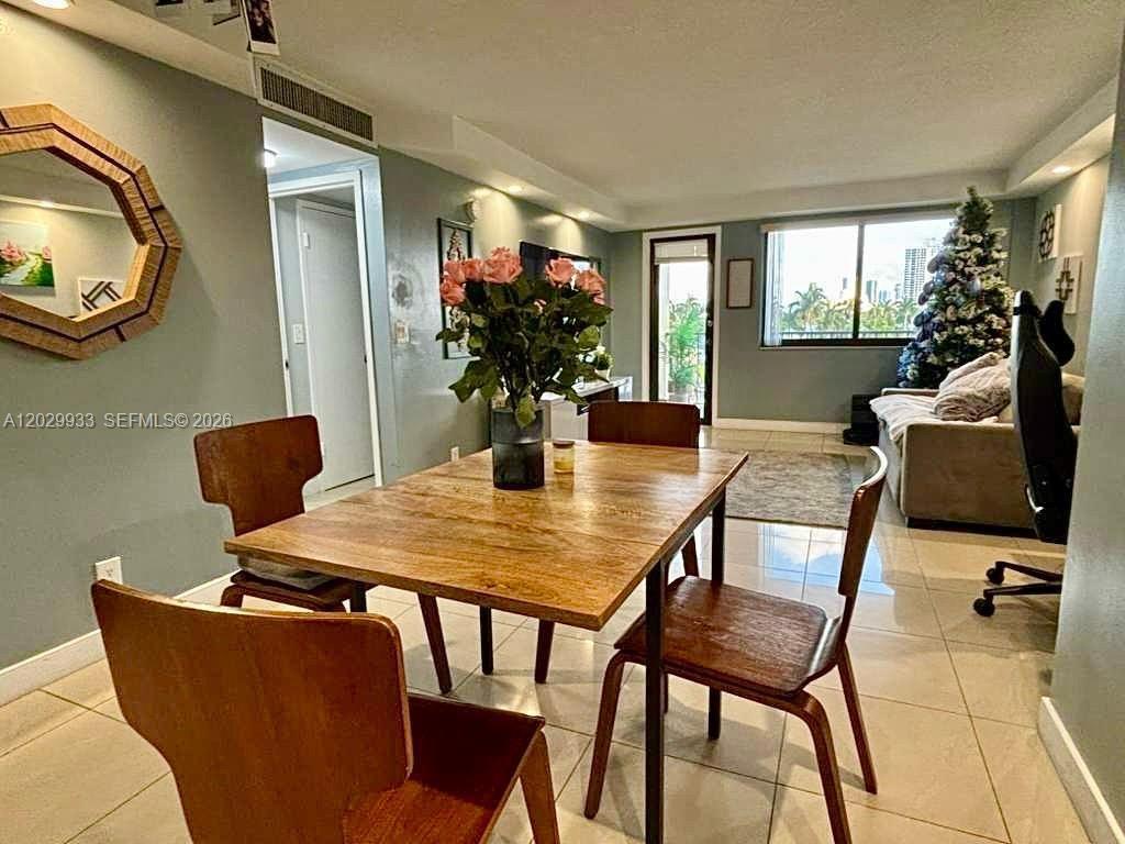 Yacht Club Condo (The)