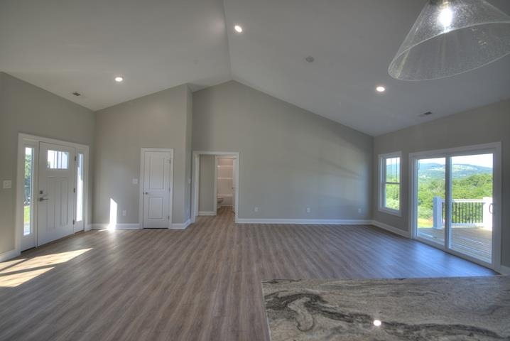 63 Woodridge Ln