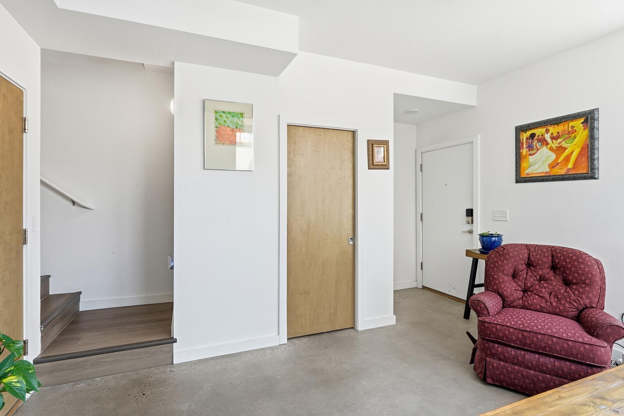 Photo 19 — 301 Platinum Street SW