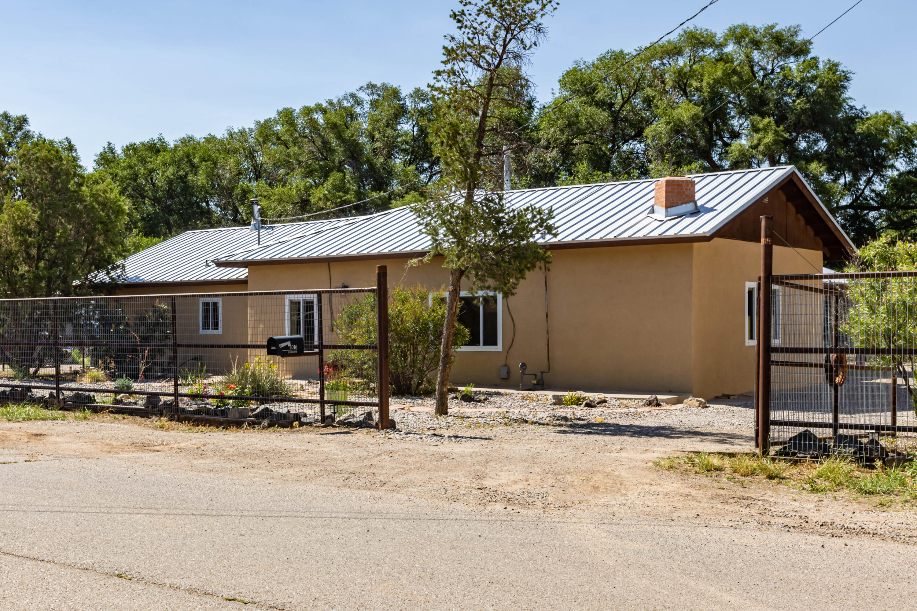 2016 Louise Avenue SW, Albuquerque, NM 87105