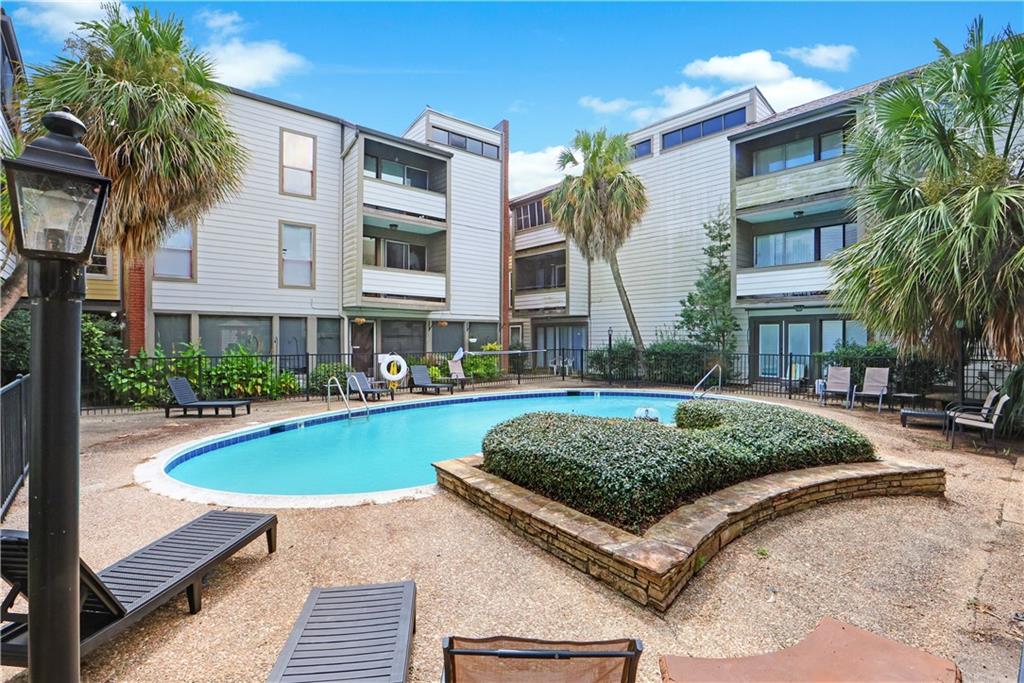 Homes for sale in Metairie, LA | 1161 Lake Ave #102, Metairie, LA 70005 | MLS# 2567757