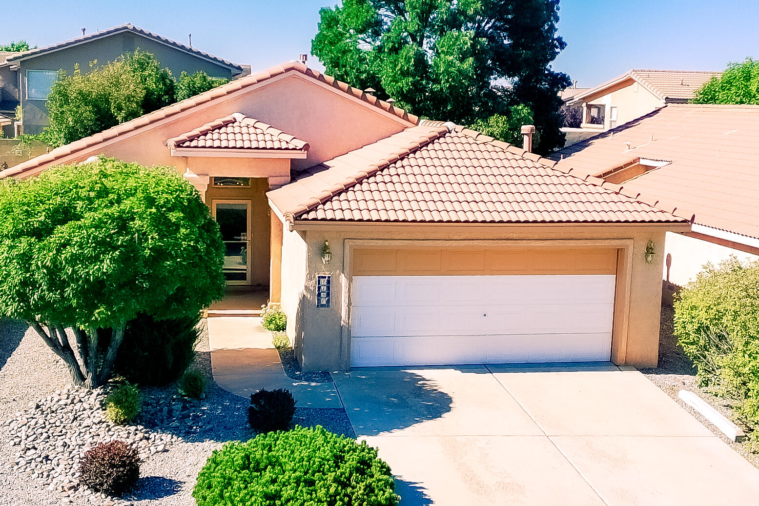 Beautiful Single Story Newman Construction 3BR, 2BA home w/open floor plan, pitched tile roof, refrig A/C & 5-zone radiant in-floor heat! Vaulted ceilings in LR, KT & primary BR. Tile floors thru out except carpet in primary & 2nd BR. KT features raised-panel oak cabs, SS appls, island, lg breakfast bar, pantry, BI microwave & recessed lighting. Sep dining area. Upgraded light fixtures & ceiling fans. Primary suite offers WI closet, dbl sinks, garden tub & separate shower. Hall BA w/tub-shower combo & cultured marble surround. Thermal dbl-pane windows. Laundry rm w/upper cabs. Washer, dryer & refrigerator convey. Finished 2-car garage w insulated door & pre-plumbed for water softener. Low maintenance landscaping front and back. Located in La Cueva school district. Move-in ready!