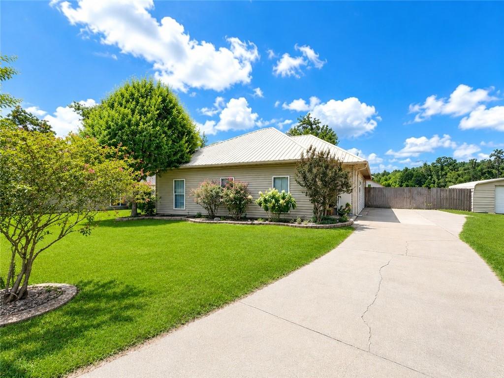 Photo 1 of Single family home for sale at 10 Cypress Dr, Ponchatoula, LA 70454 | MLS# 2569013 | Listing updated on 2026-09-30