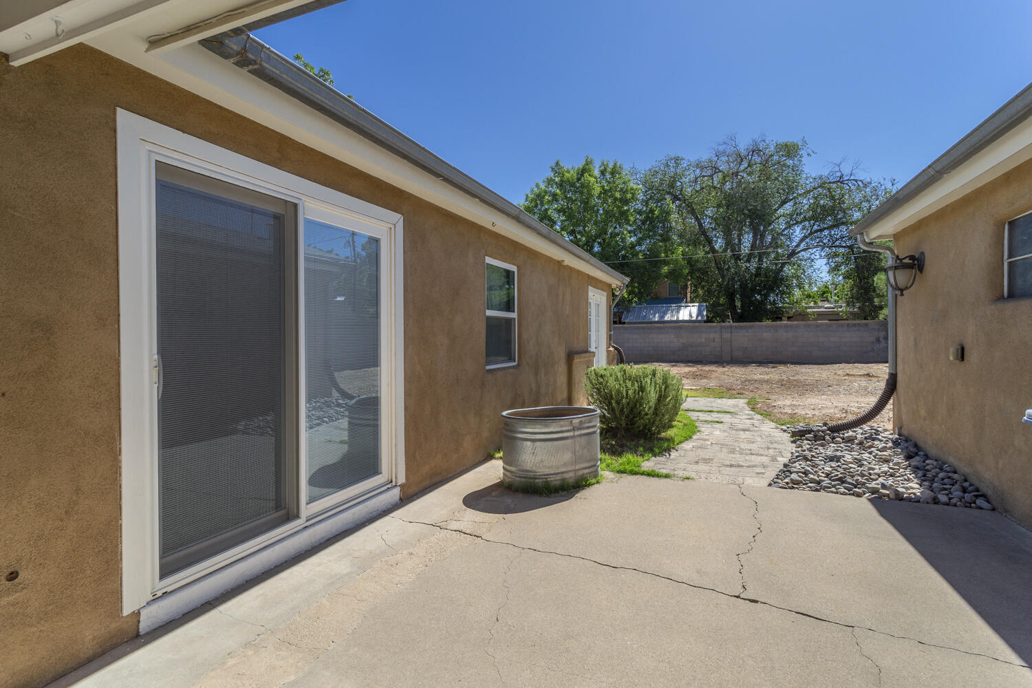 Photo 4 of Sale Pending at 1424 Bryn Mawr Dr NE, Albuquerque, NM 87106 | MLS# 1108119 | Listing updated on 2026-10-21