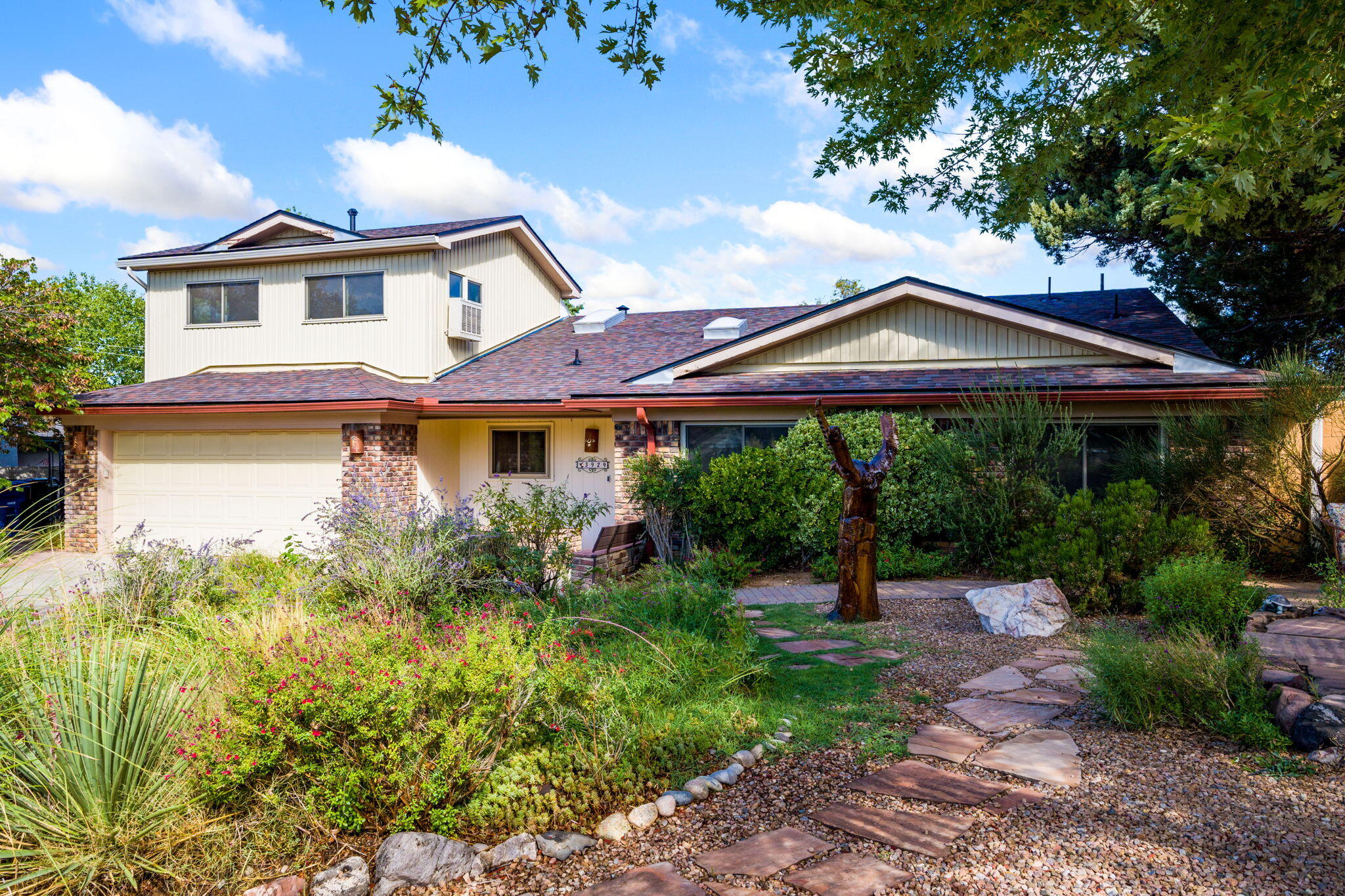 Photo 2 of Single family home for sale at 3929 Doroteo Pl NE, Albuquerque, NM 87111 | MLS# 1108257 | Listing updated on 2026-09-10