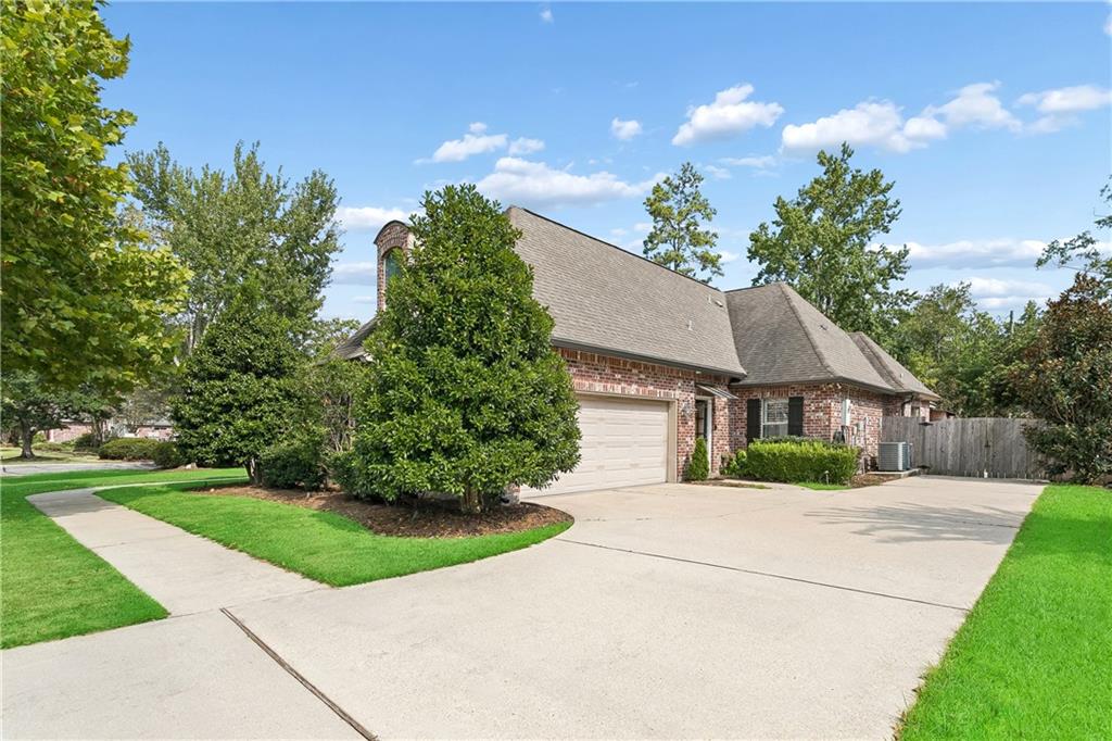 Photo 2 of Single family home for sale at 564 Evergreen Dr, Mandeville, LA 70448 | MLS# 2571074 | Listing updated on 2026-09-12