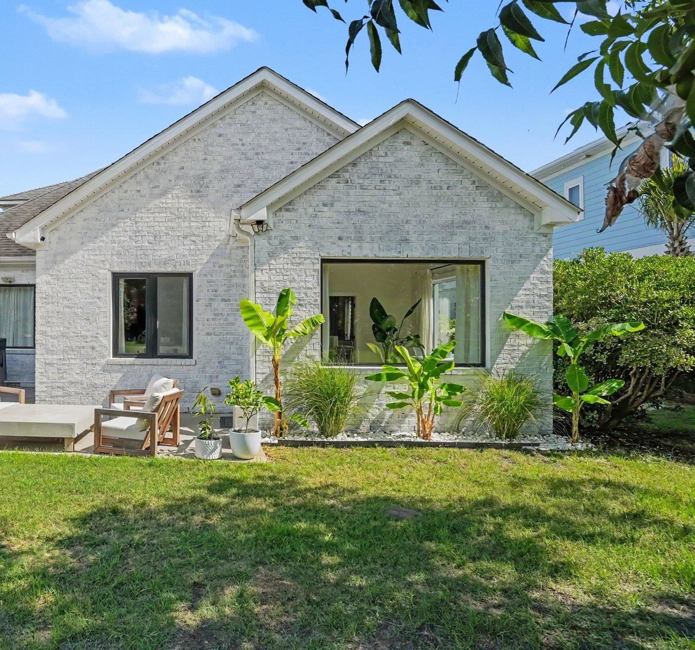 987 Shipmaster Ave.