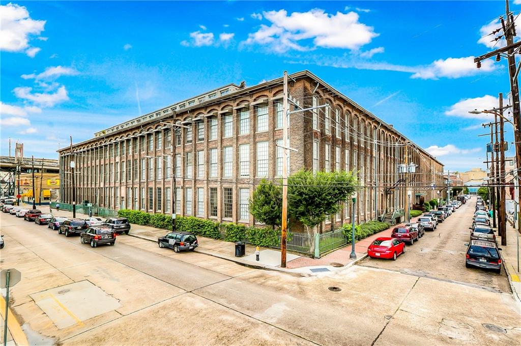 2nd image of 920 Poeyfarre St, New Orleans, LA 70130