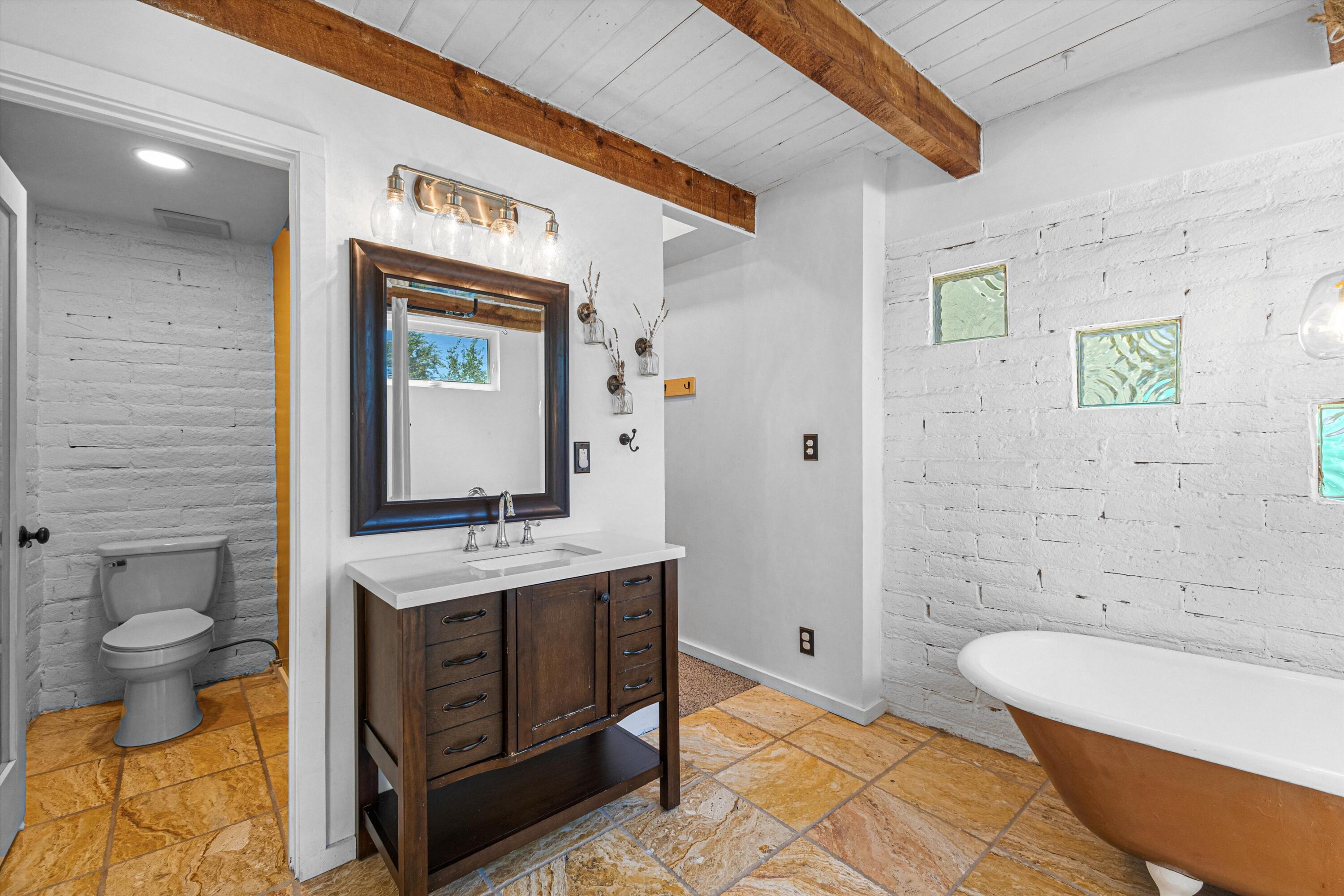 Photo 3 of Sale Pending at 1100 Dartmouth Dr Ne, Albuquerque, NM 87106 | MLS# 1109863 | Listing updated on 2026-09-06