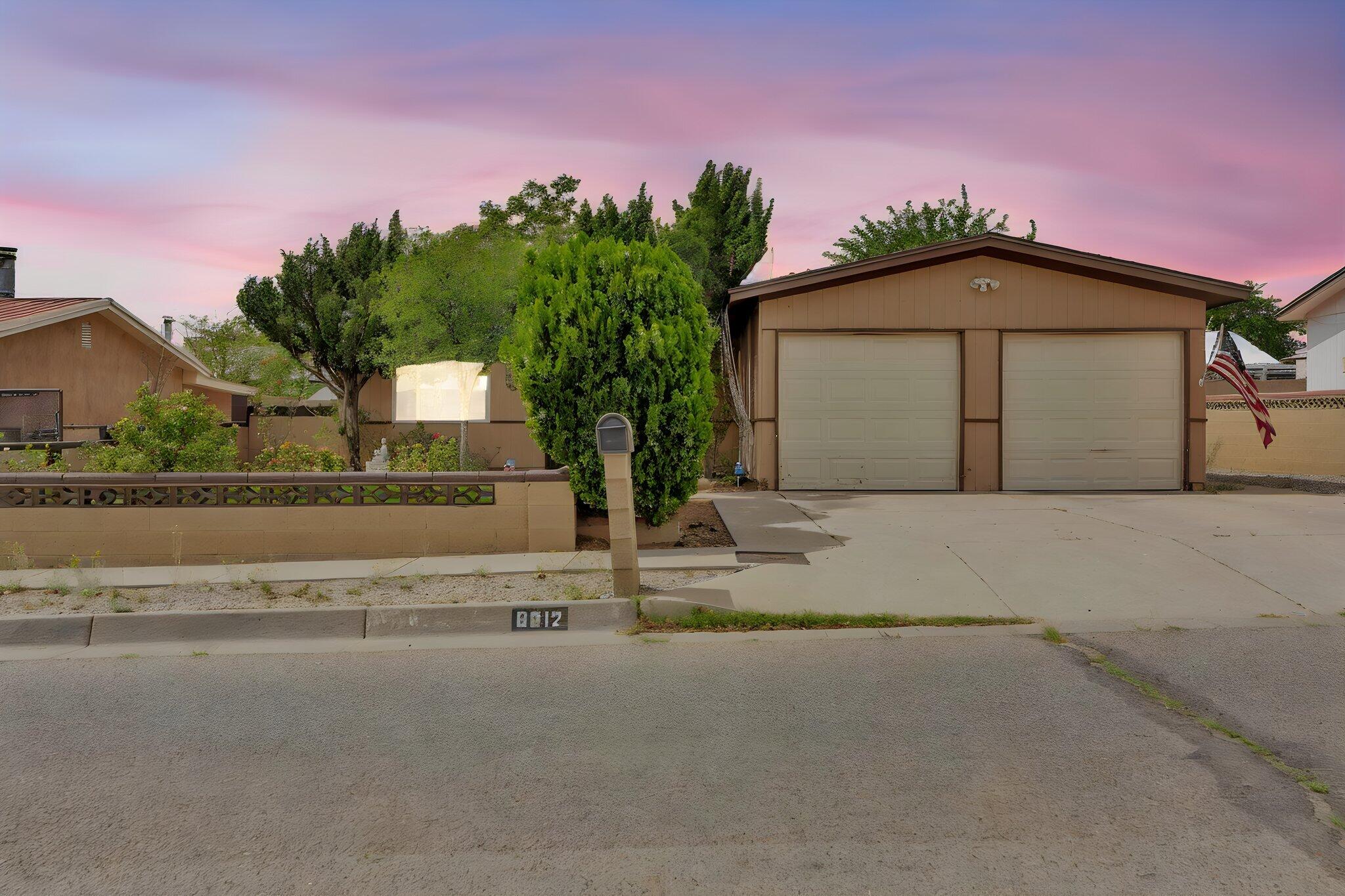 Photo 3 of Sale Pending at 8812 Robby Ave Sw, Albuquerque, NM 87121 | MLS# 1110268 | Listing updated on 2026-09-17