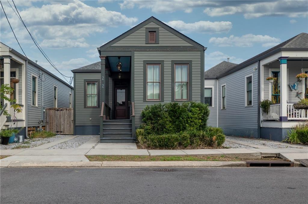 Single family home for sale at 252 Elmira Ave, New Orleans, LA 70114 | MLS# 2575245