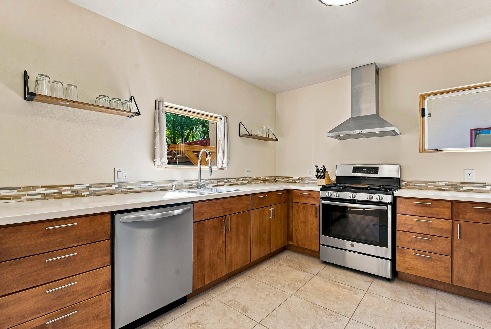 Photo 3 of Sale Pending at 1112 Bryn Mawr Dr Ne, Albuquerque, NM 87106 | MLS# 1110569 | Listing updated on 2026-10-21