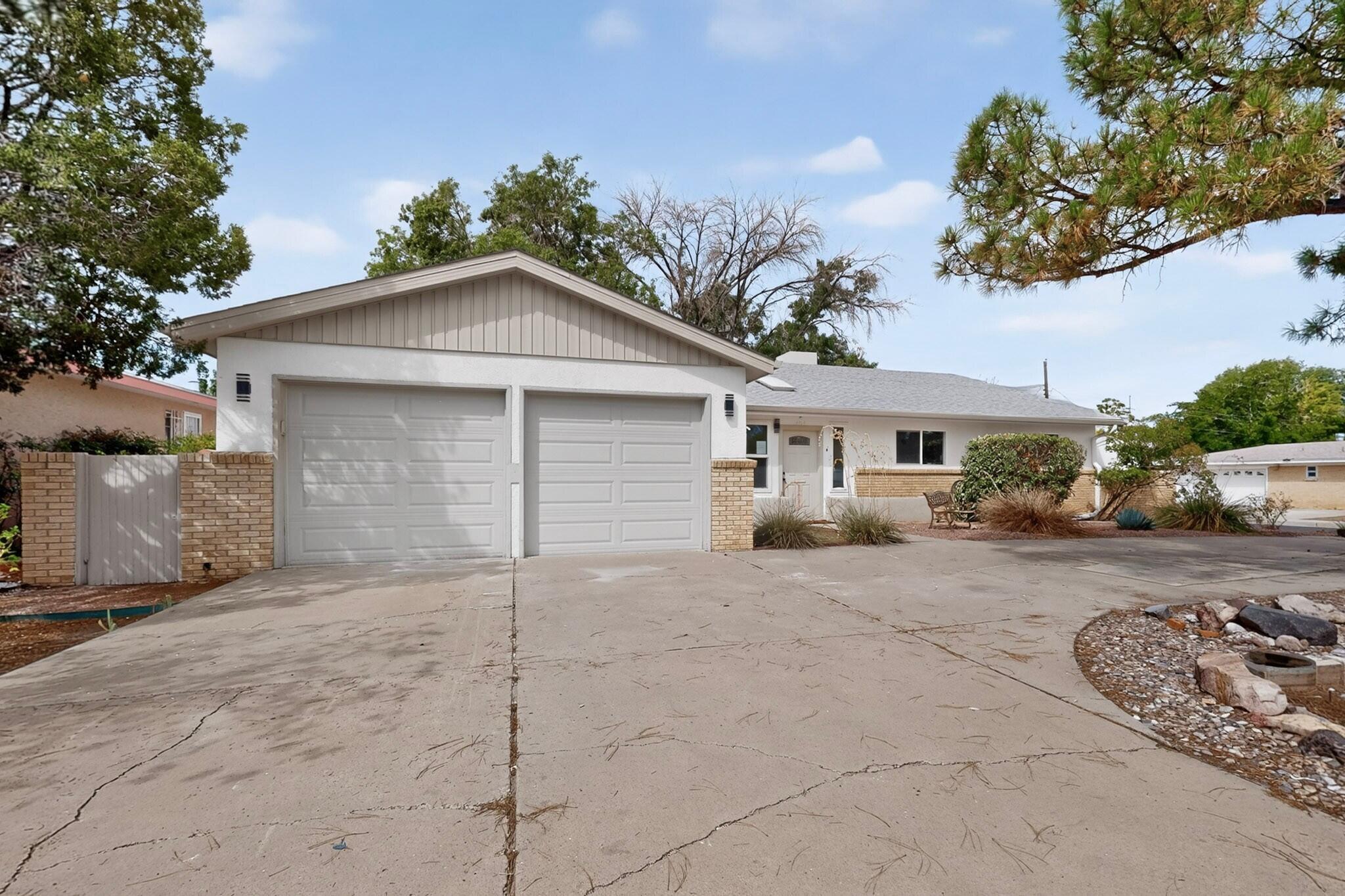 Photo 2 of Single family home for sale at 421 N La Veta Dr Ne, Albuquerque, NM 87108 | MLS# 1111066 | Listing updated on 2026-09-17