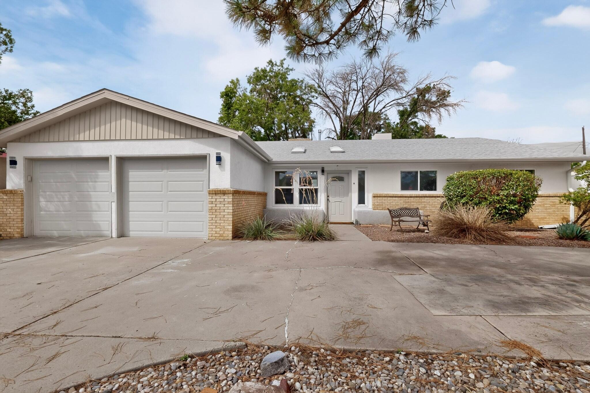 Photo 3 of Single family home for sale at 421 N La Veta Dr Ne, Albuquerque, NM 87108 | MLS# 1111066 | Listing updated on 2026-09-17