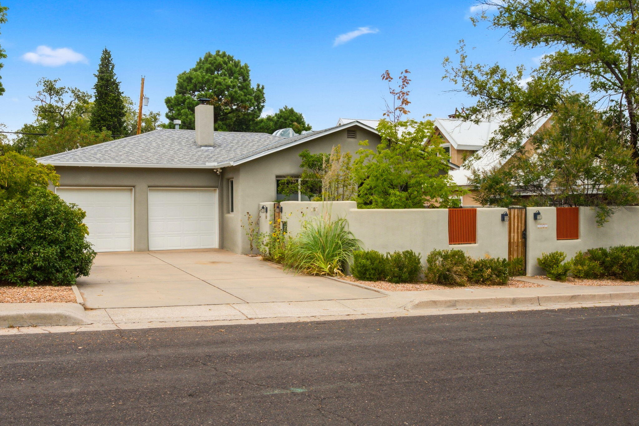 Photo 1 of Single family home for sale at 1009 Adams St SE, Albuquerque, NM 87108 | MLS# 1111087 | Listing updated on 2026-09-17