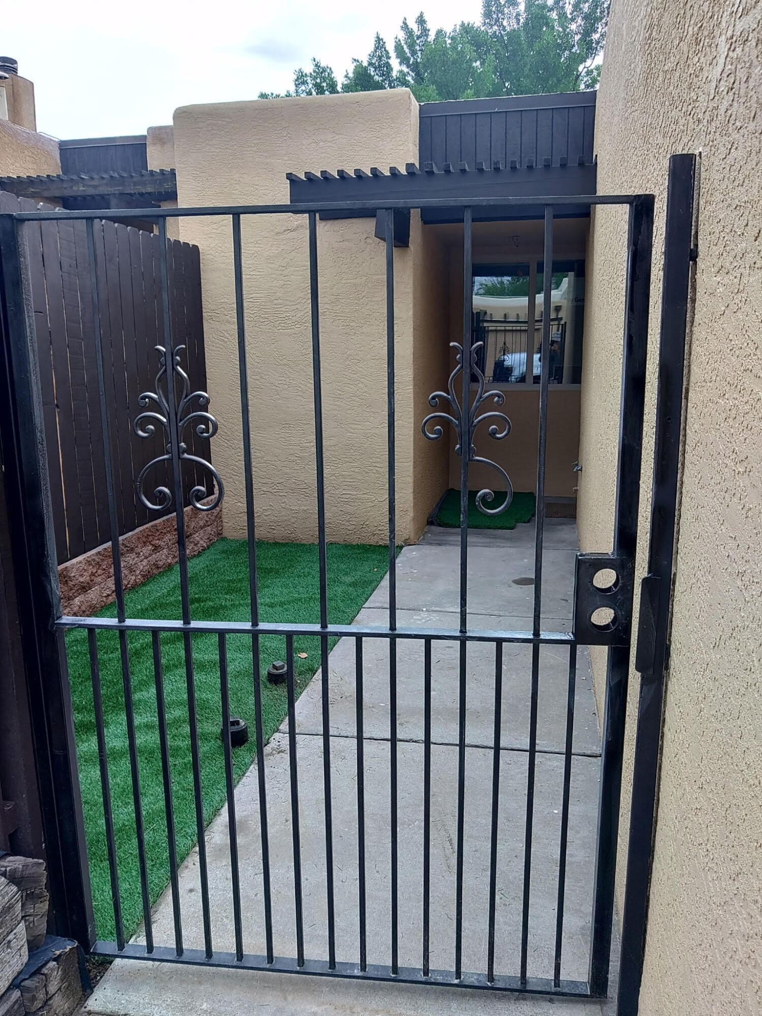 Townhouse for sale at 32 Calle Playa Del Sol NE, Albuquerque, NM 87109 | MLS# 1111129