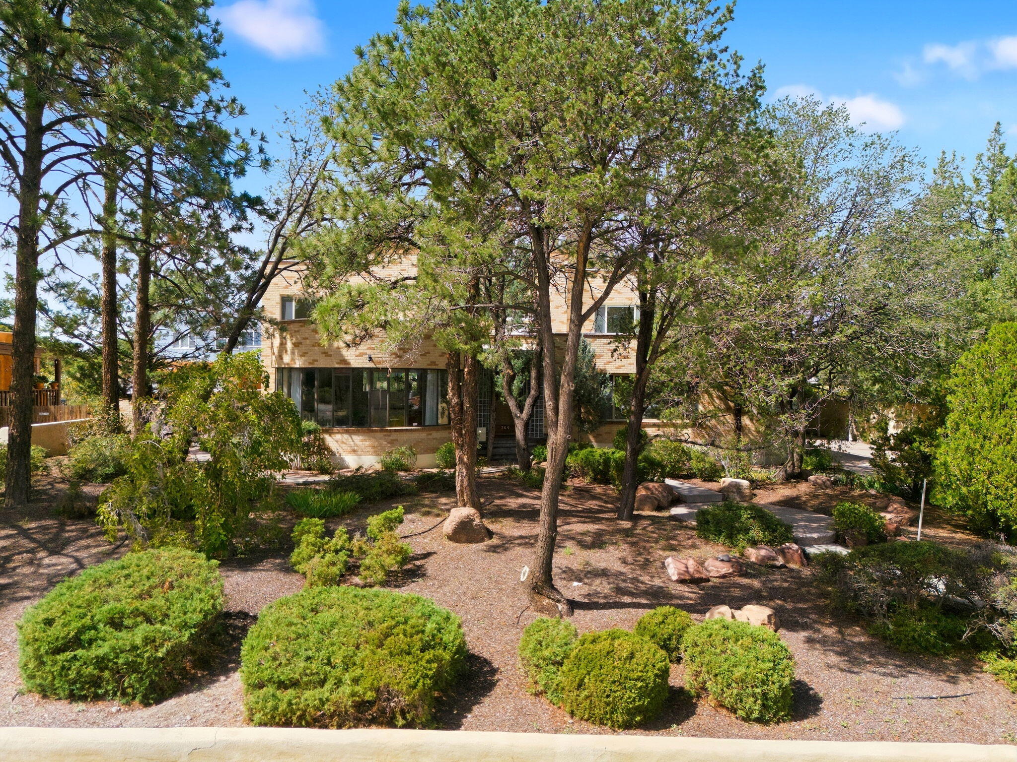 Photo 3 of Sale Pending at 309 Hermosa Dr SE, Albuquerque, NM 87108 | MLS# 1111533 | Listing updated on 2026-10-06