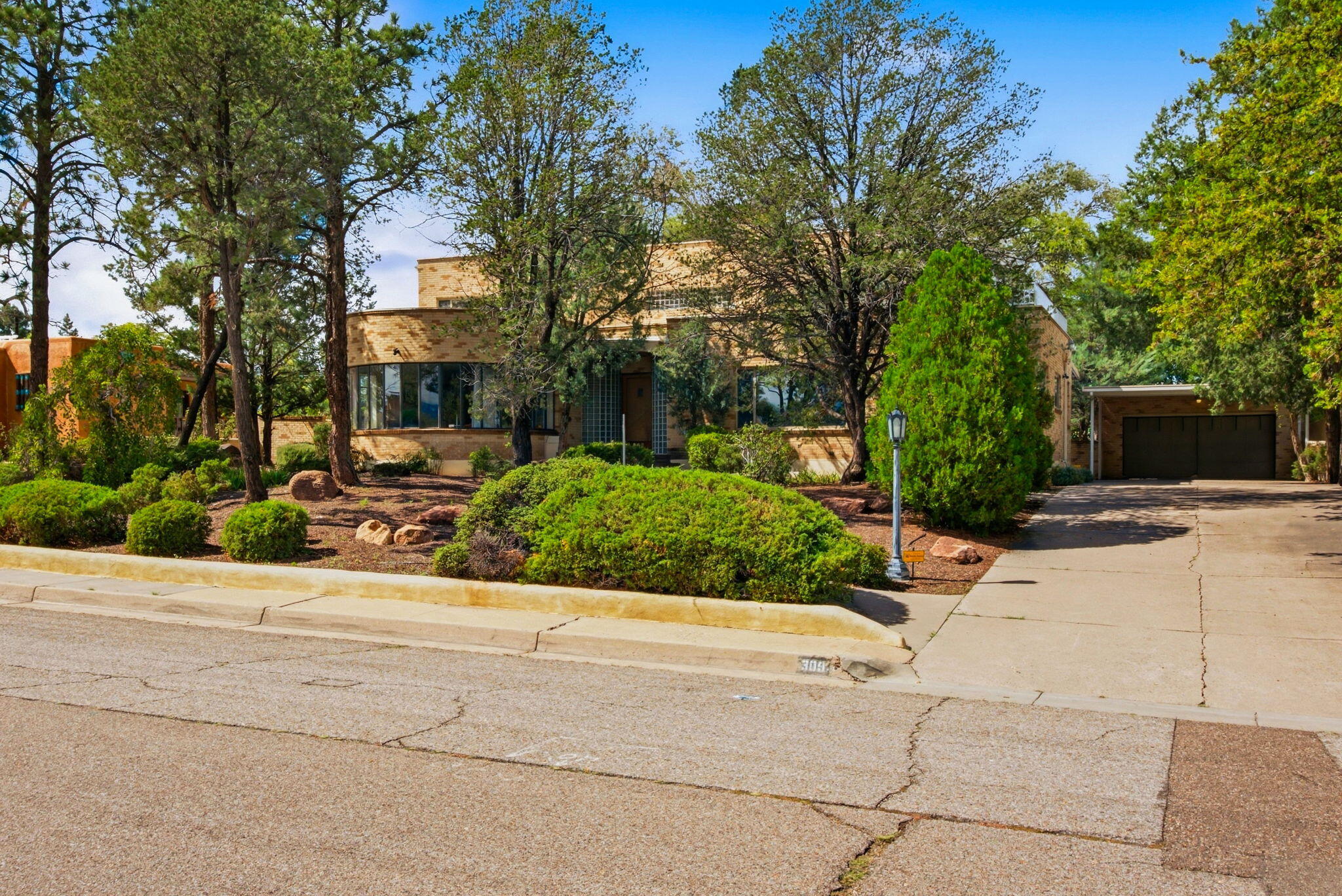 Photo 4 of Sale Pending at 309 Hermosa Dr SE, Albuquerque, NM 87108 | MLS# 1111533 | Listing updated on 2026-10-06