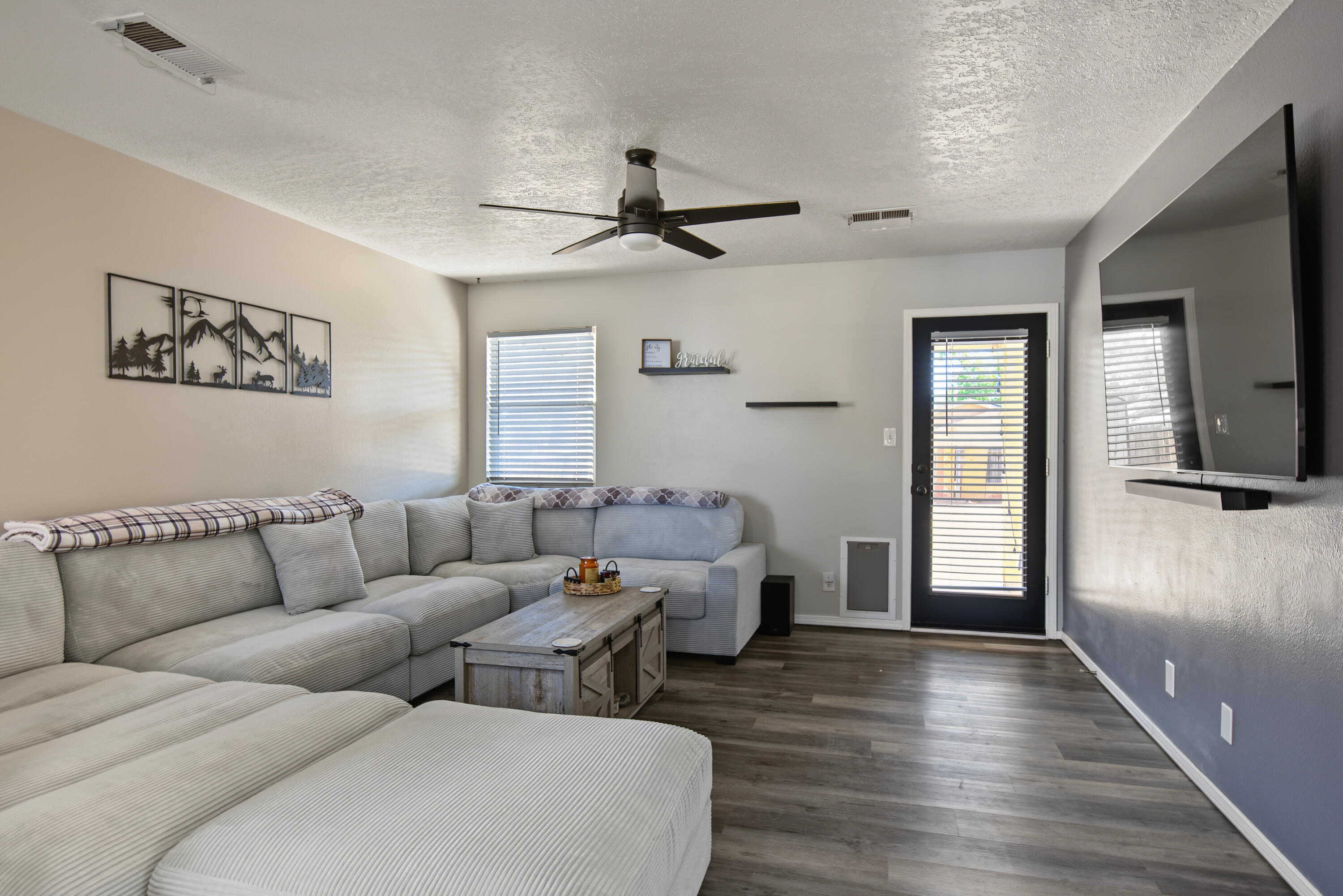 Photo 4 of Sale Pending at 908 Somerset Meadows Dr NE, Rio Rancho, NM 87144 | MLS# 1111613 | Listing updated on 2026-10-06