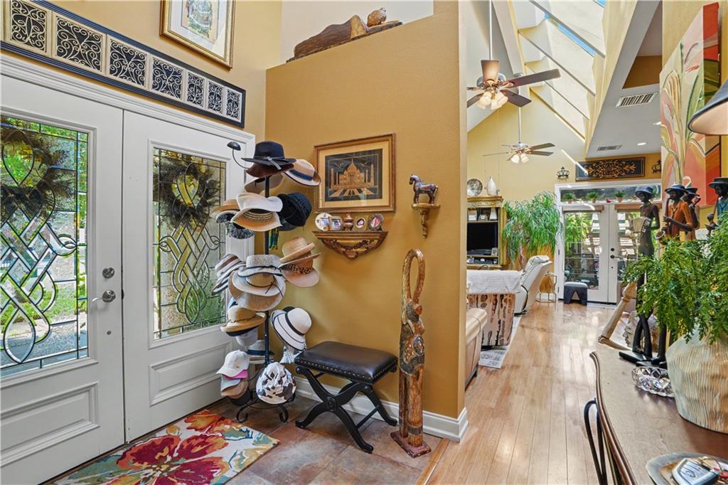 Photo 2 of Single family home for sale at 524 Jefferson Ave, Metairie, LA 70001 | MLS# 2579000 | Listing updated on 2026-10-01