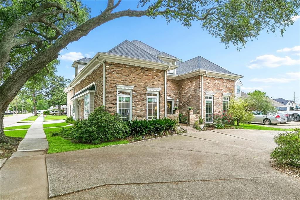 Photo 2 of Single family home for sale at 4100 Transcontinental Dr, Metairie, LA 70006 | MLS# 2578961 | Listing updated on 2026-10-11